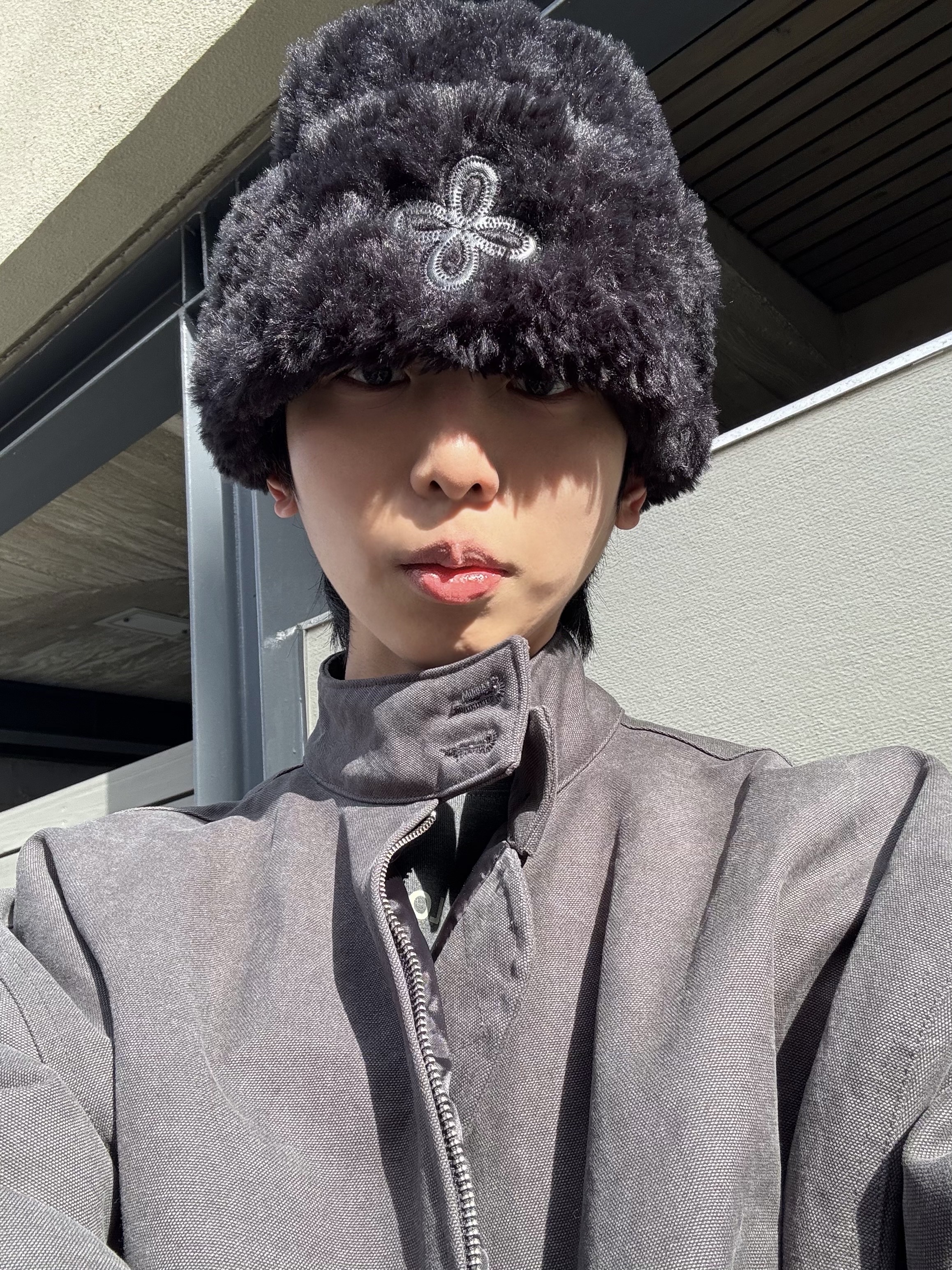 써저리 레더 패치 퍼 비니 블랙, 발렌시아가 스키웨어 알래스카 나일론 로우 부츠 블랙 착용 스타일 - 2