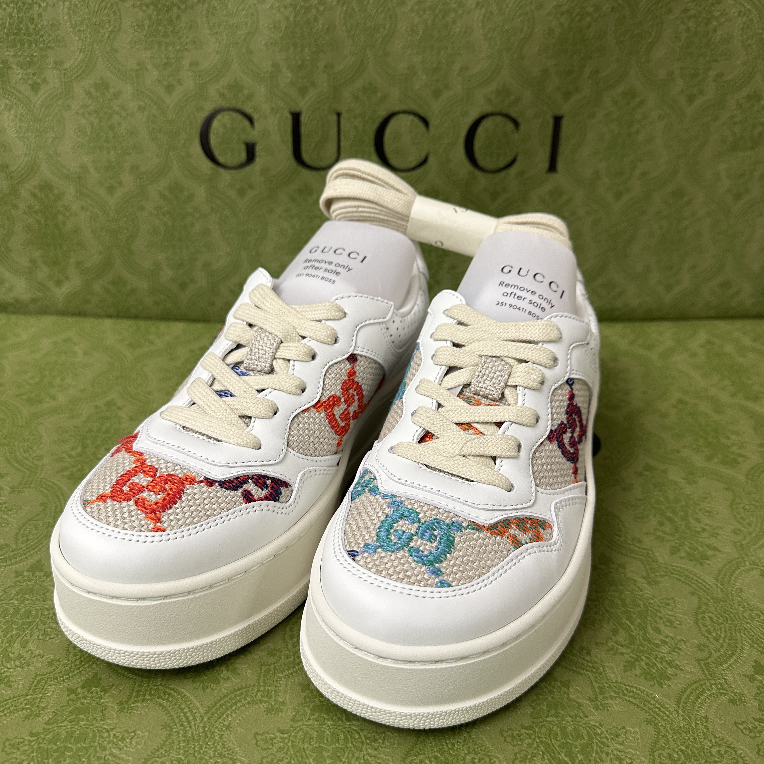 (W) Gucci GG Sneakers White 착용 스타일 - 2