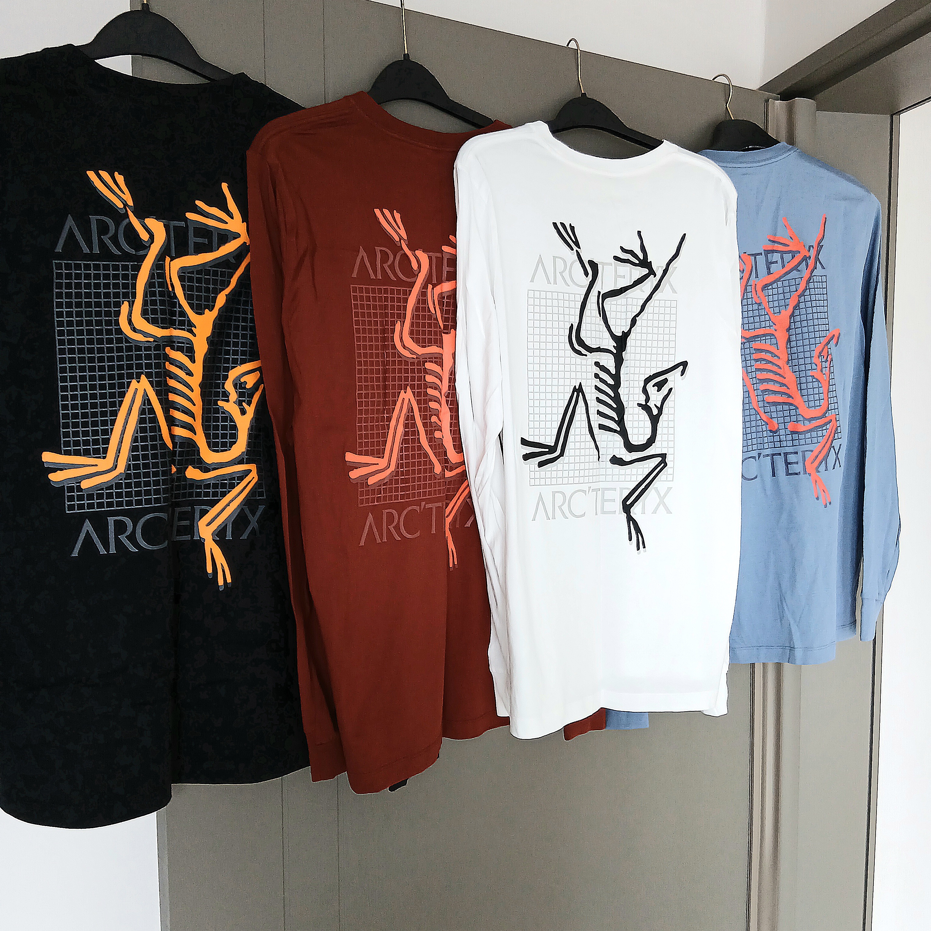 Arc'teryx Arc'Multi Bird Logo LS T-Shirt White Light, Arc'teryx Arc'Multi Bird Logo LS T-Shirt Black 착용 스타일 - 1