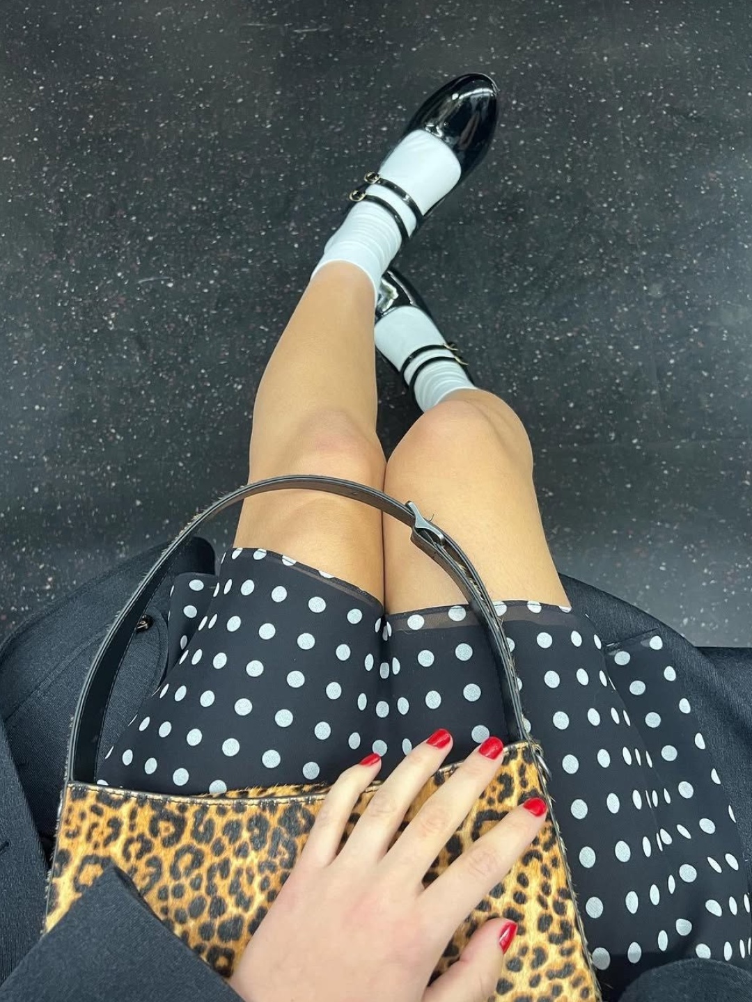 Play Comme des Garcons Polka Dot T-Shirt Black White, (W) Miu Miu Polka Dot Skirt Blue Ivory 착용 스타일 - 3