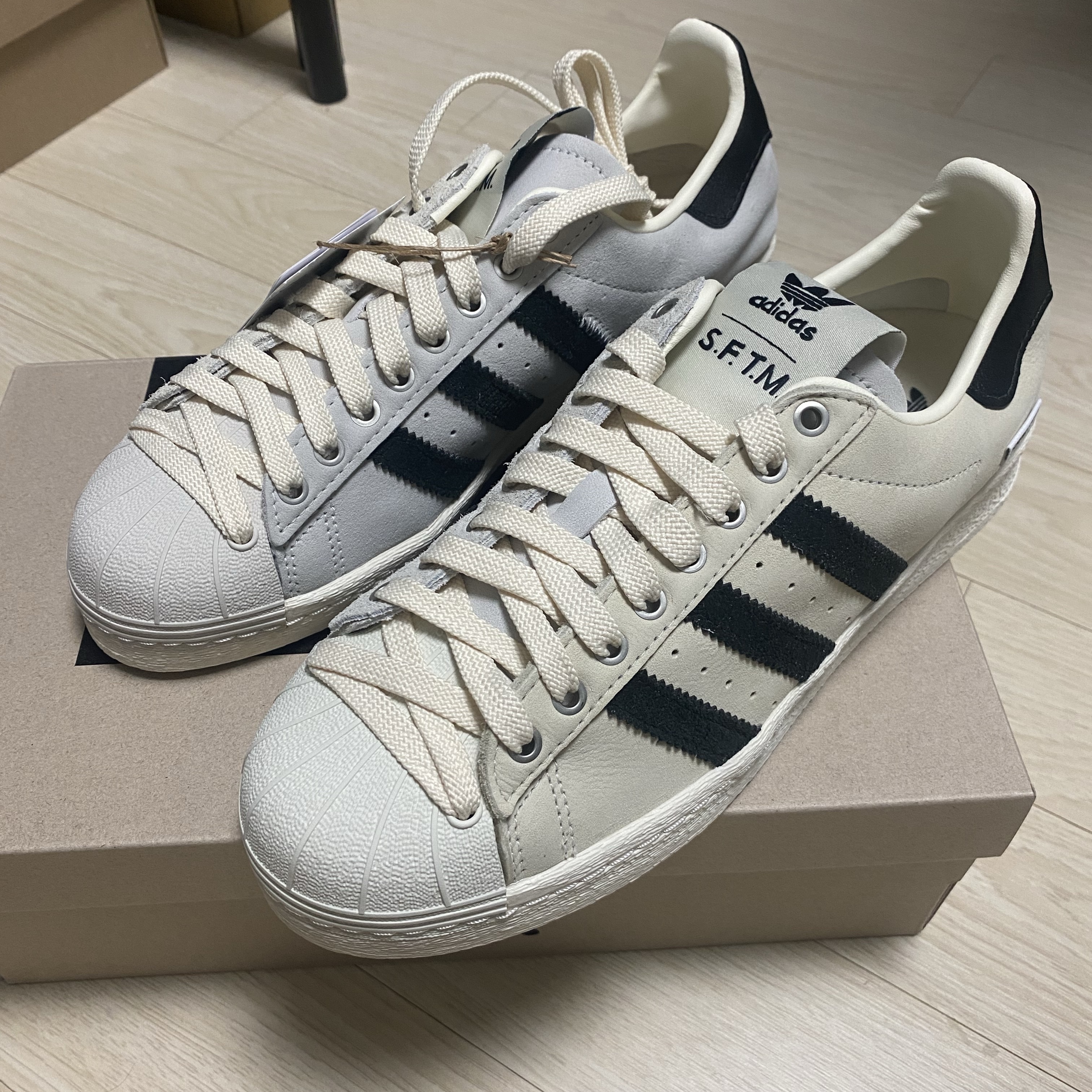 Adidas x Song for the Mute Superstar 82 Cream White Core Black 착용 스타일