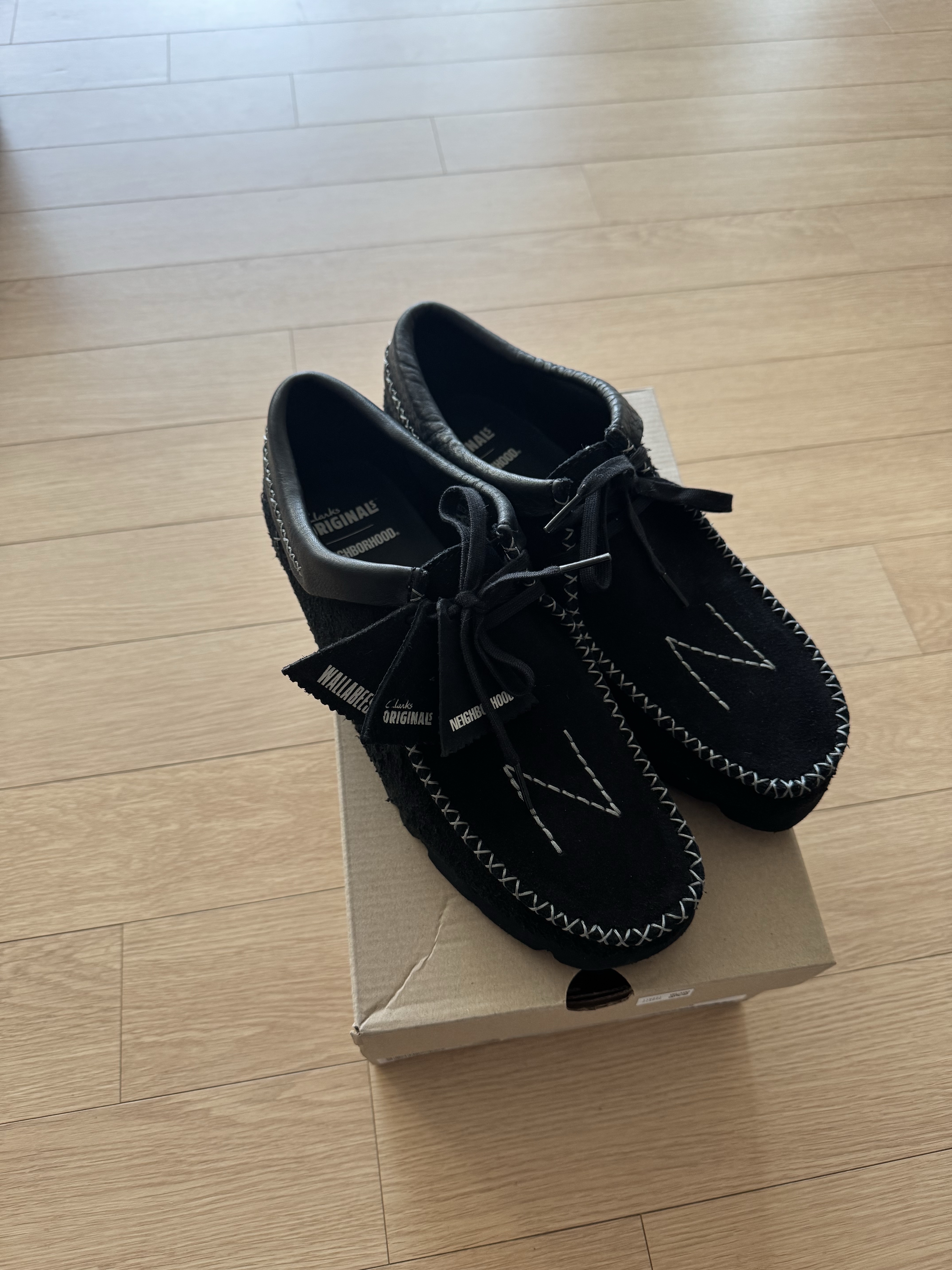 Clarks x Neighborhood Wallabe Black 착용 스타일 - 3