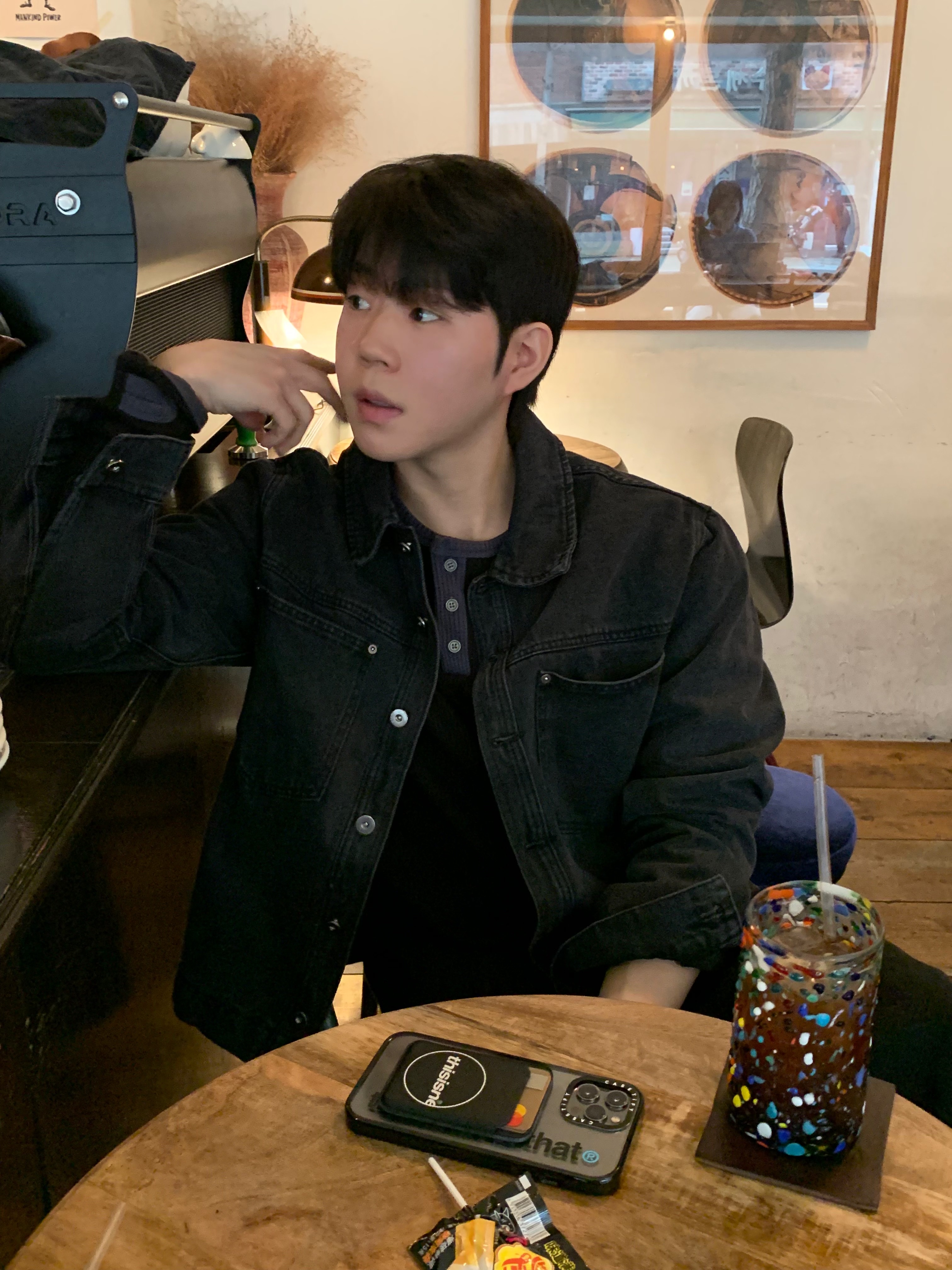 [KREAM 단독] Scudo Shell Black Pearl Beads Bracelet, Casetify x Thisisneverthat iPhone Black T-Logo MagSafe Impact Case Clear Black 착용 스타일 - 2