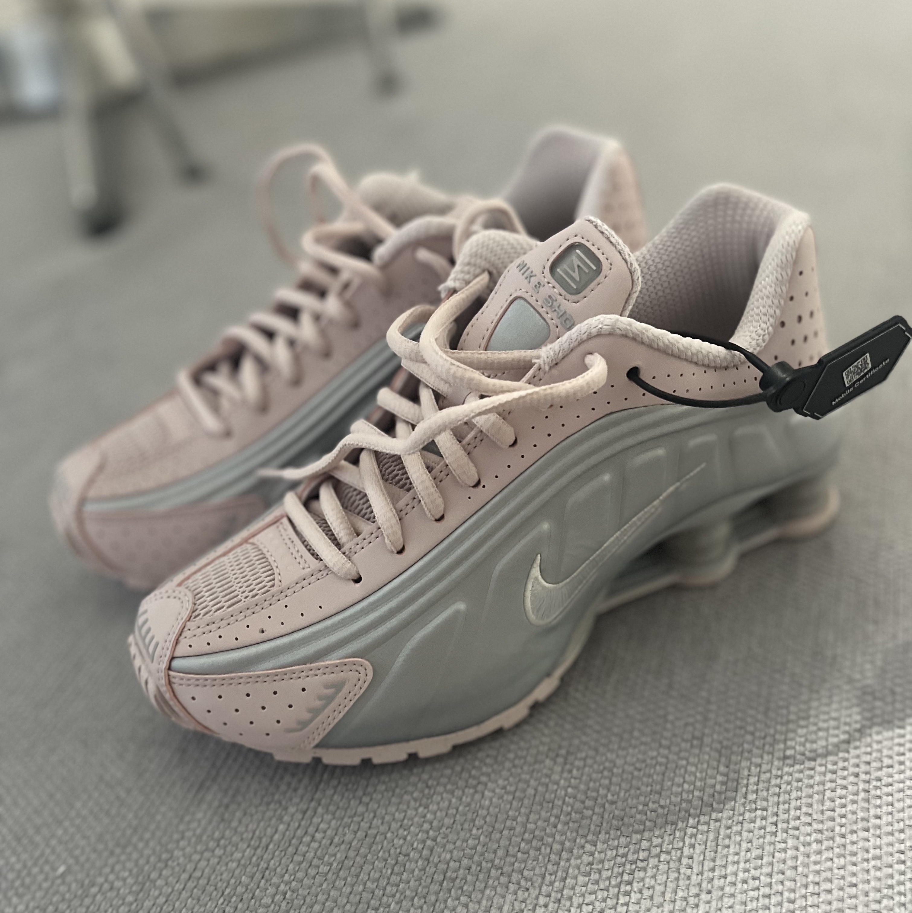 (W) Nike Shox R4 Barely Rose Metallic Platinum 착용 스타일