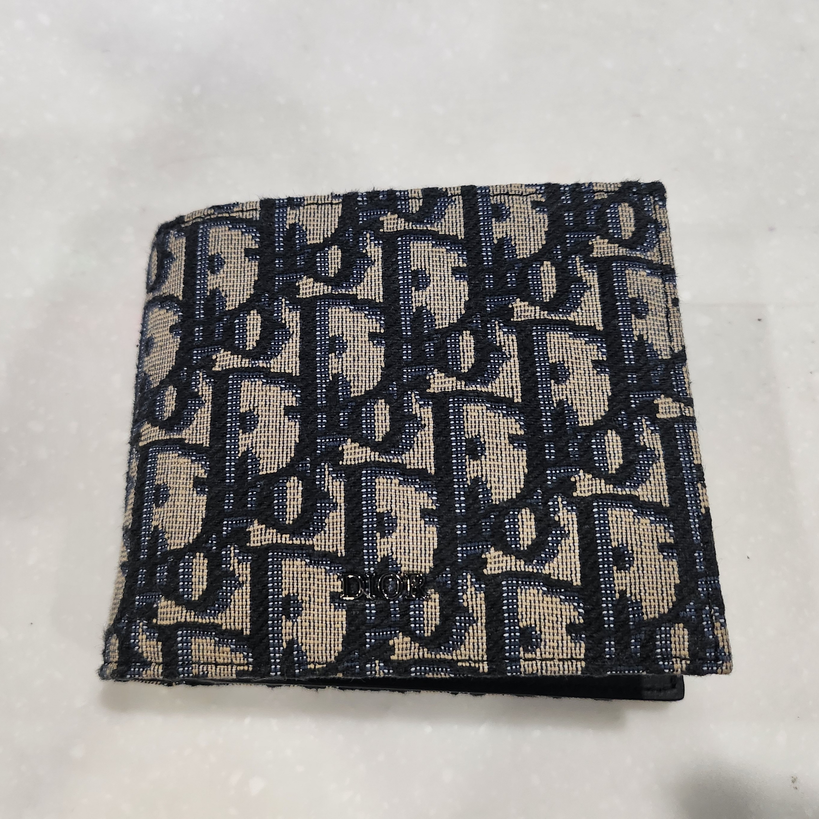 Dior Compact Wallet Beige & Black Dior Oblique Jacquard 착용 스타일