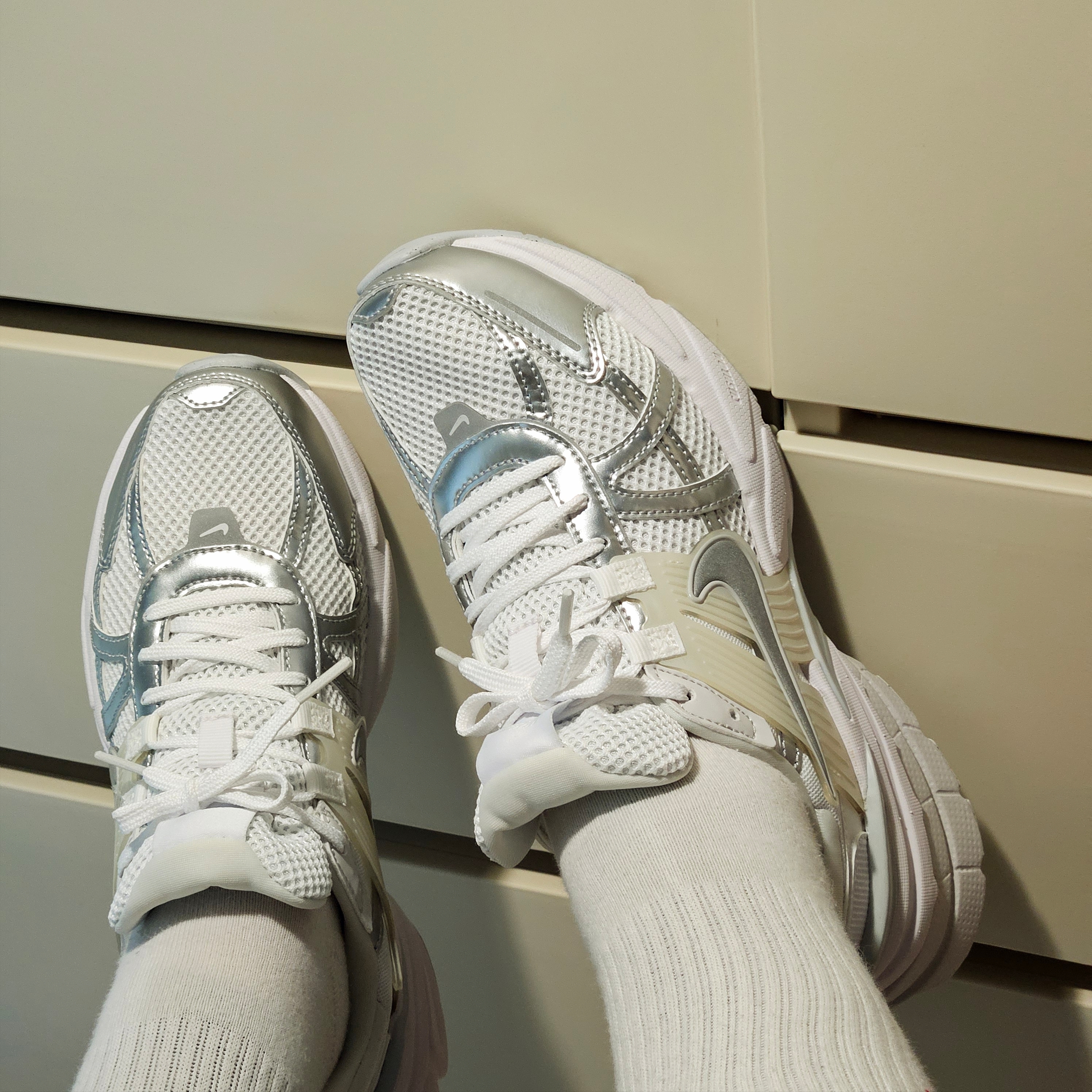 Nike V2K Run Metallic Silver White 착용 스타일