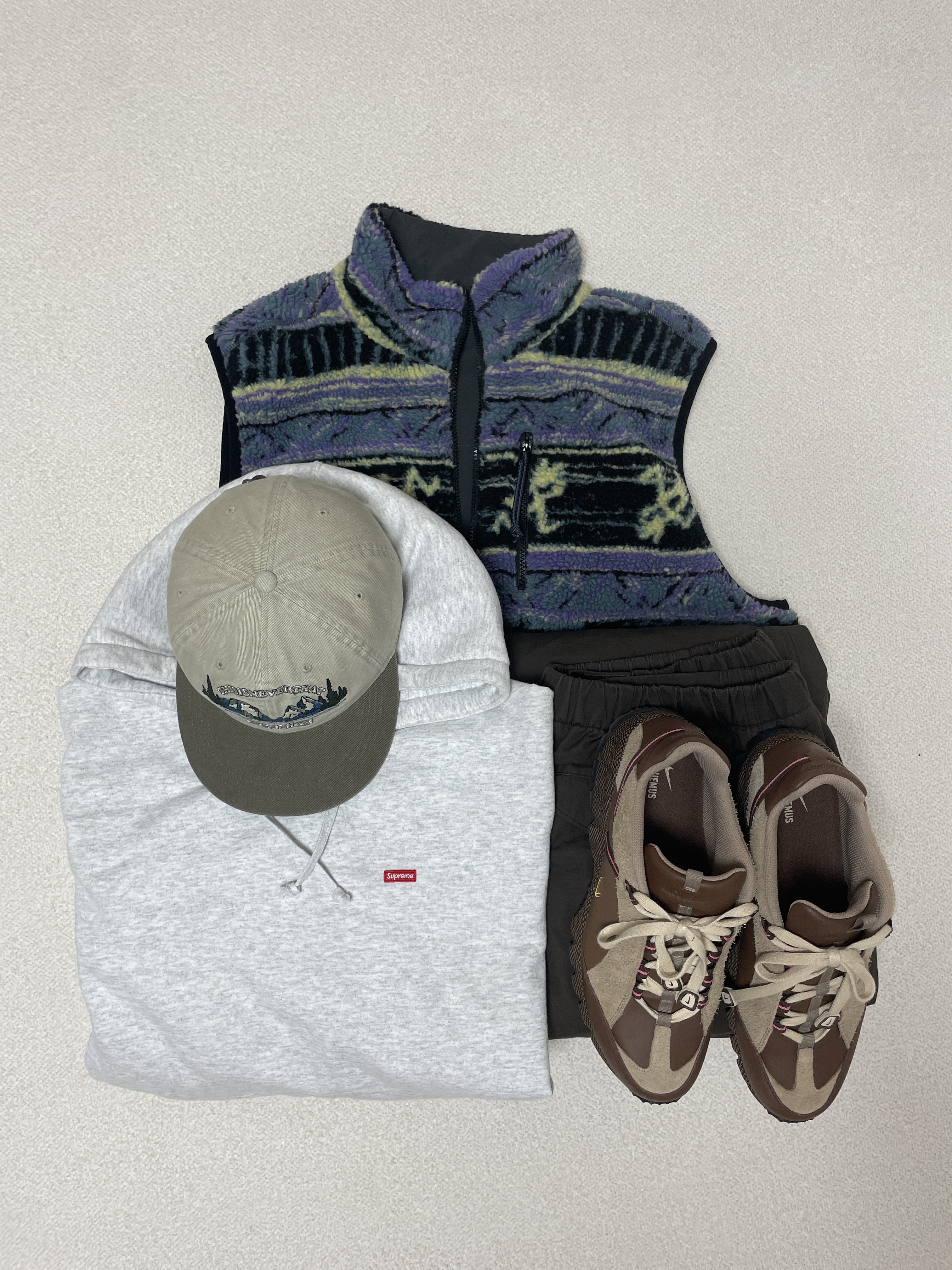 Thisisneverthat x Gramicci Reversible Fleece Vest Multi, Nike x Jacquemus Air Humara LX Ale Brown and Gold 착용 스타일 - 1