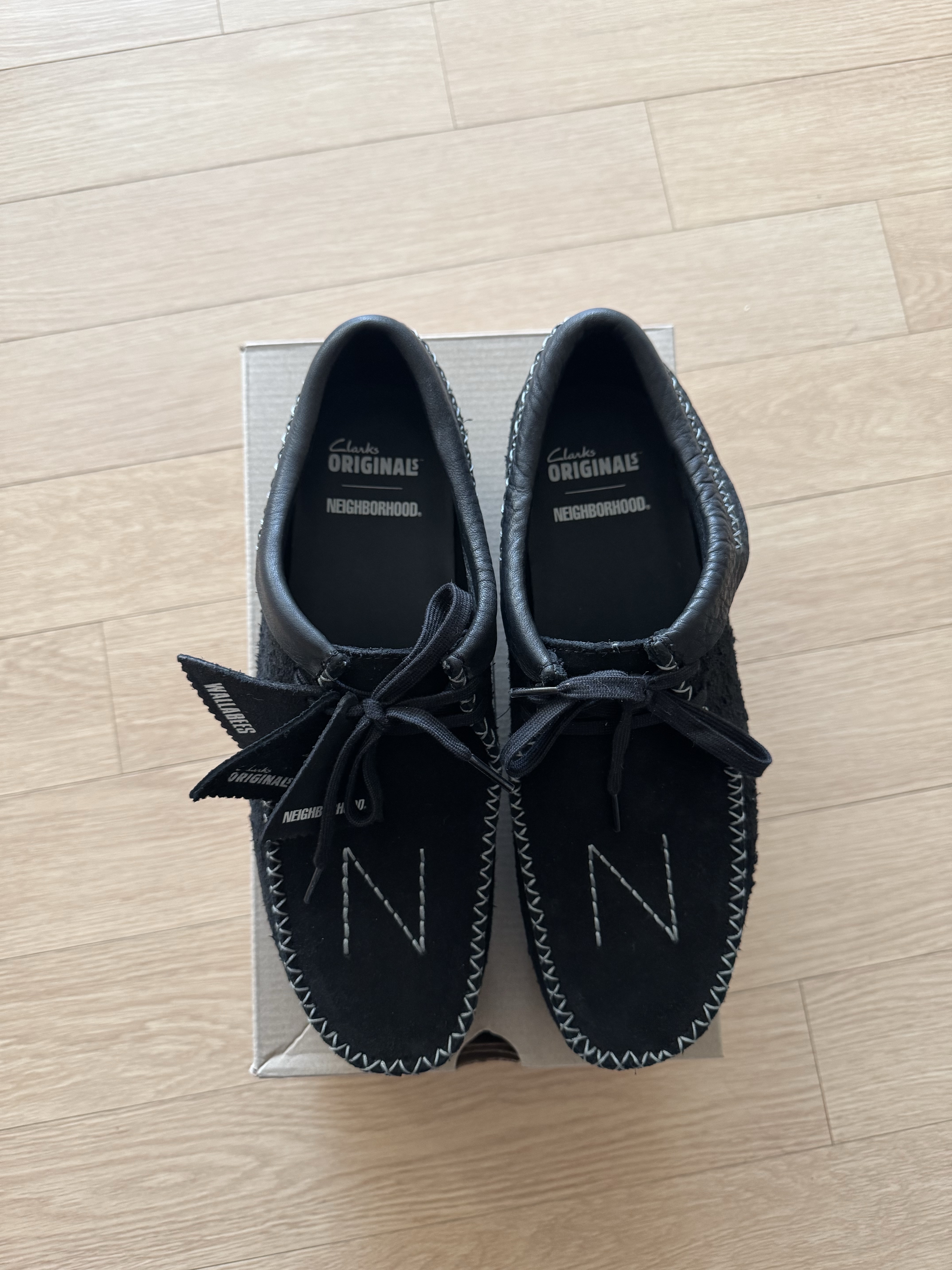 Clarks x Neighborhood Wallabe Black 착용 스타일 - 2