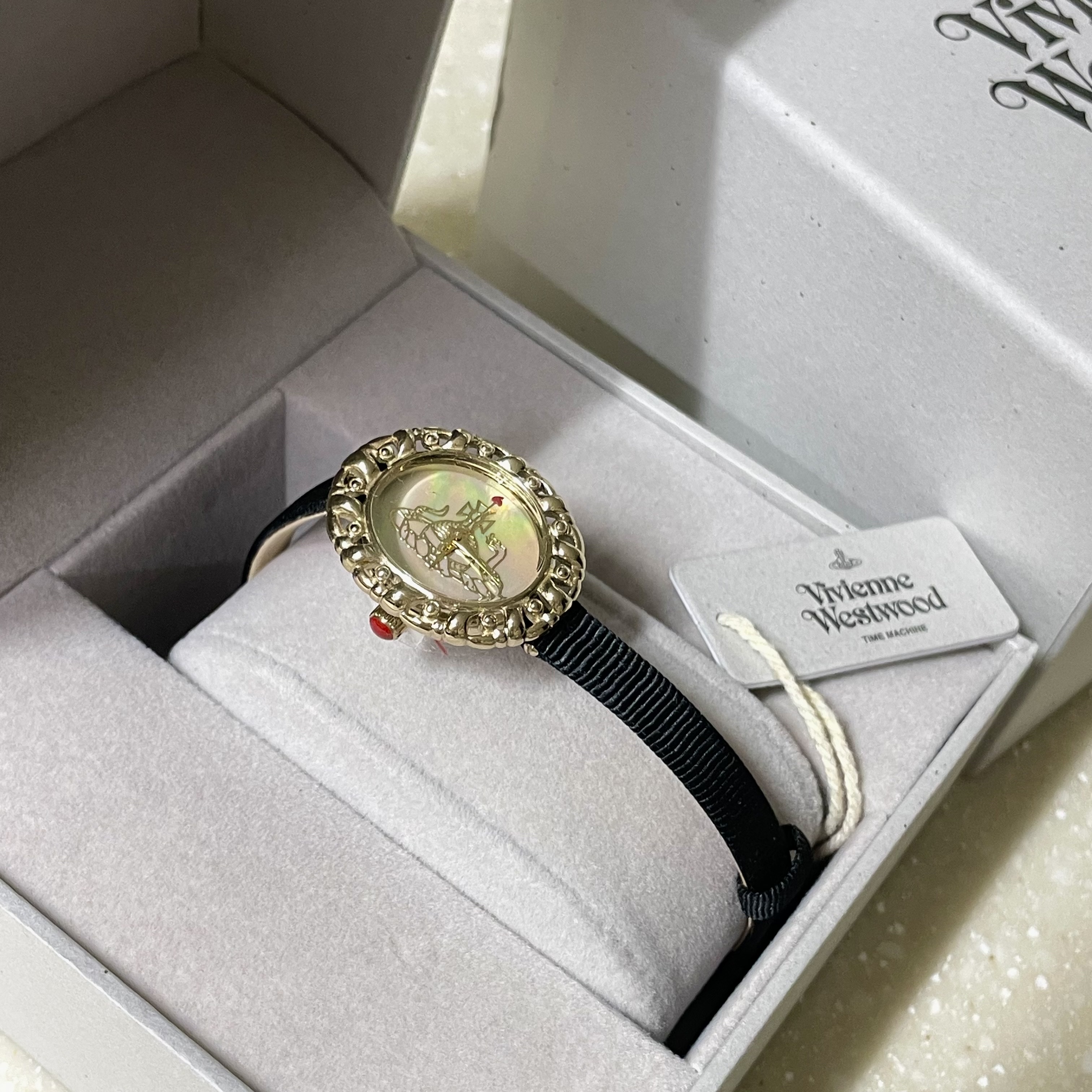 Vivienne Westwood Rococo VV005CMBK 착용 스타일 - 1