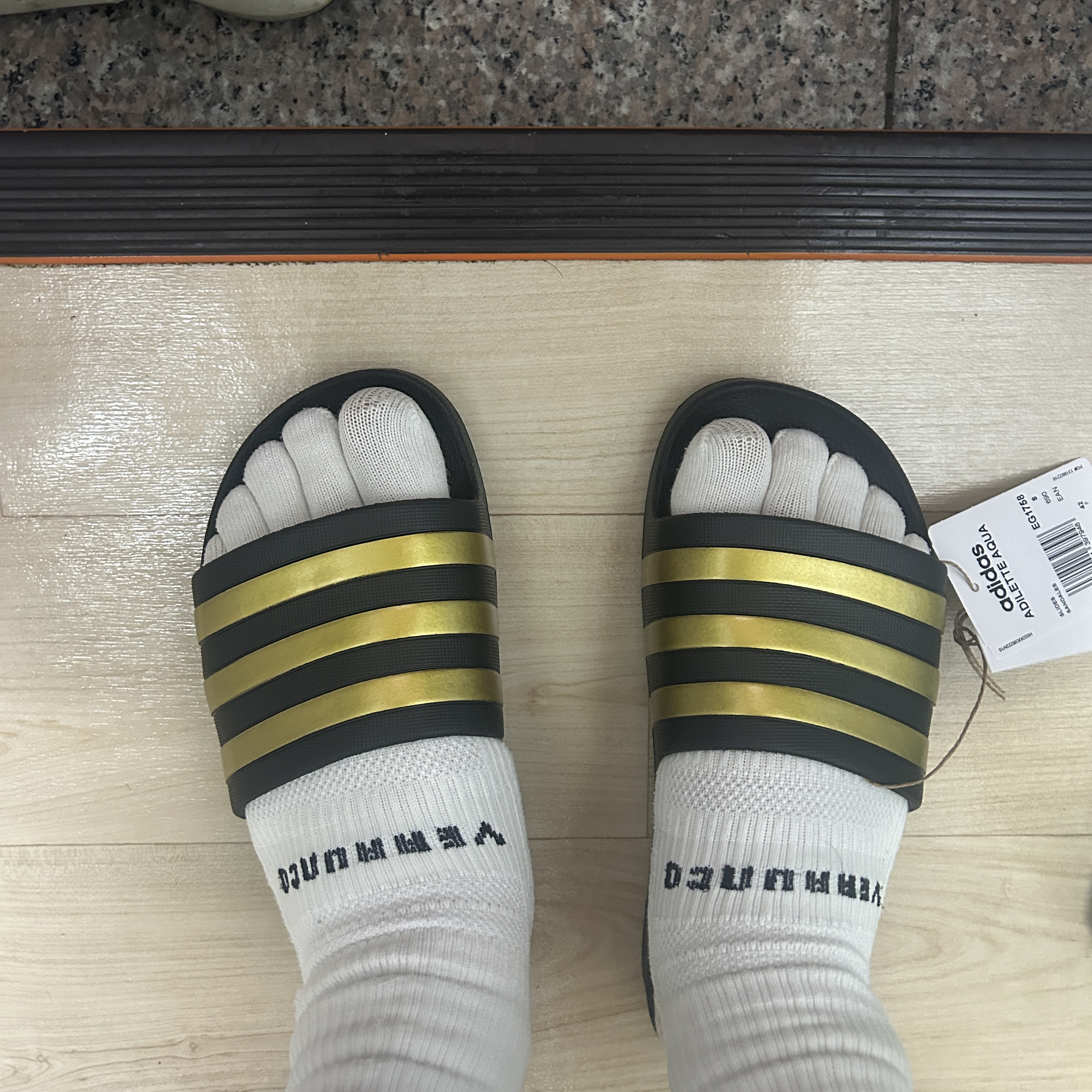 Adidas Adilette Aqua Slide Black Gold Metallic 착용 스타일 - 1