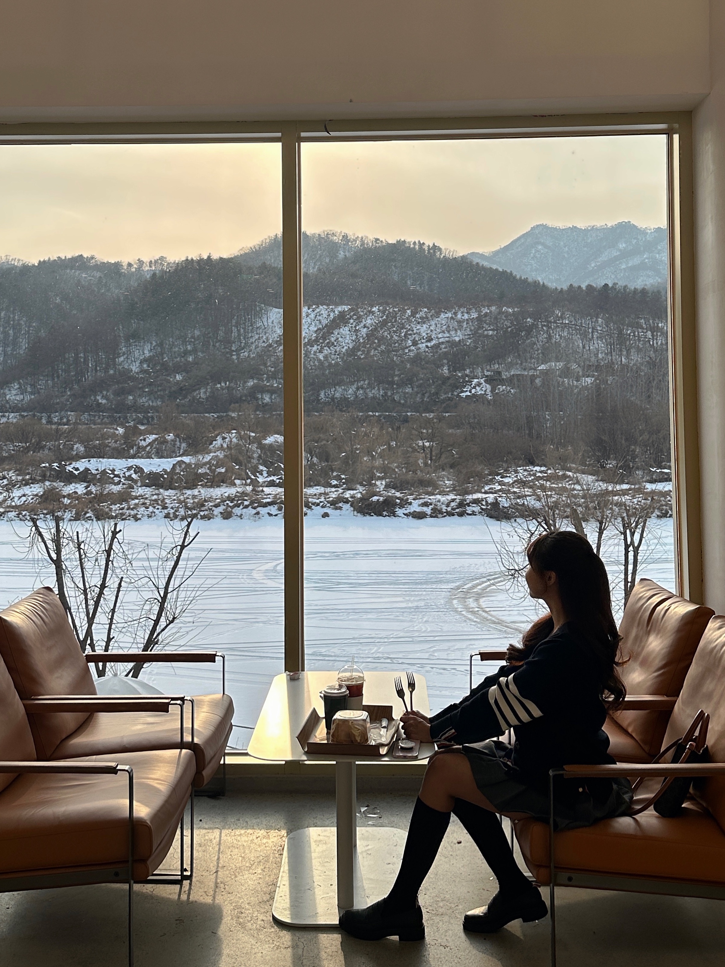 톰브라운 밀라노 스티치 사선 가디건 네이비, 톰브라운 페블 그레인 레더 러버 솔 페니 로퍼 블랙 착용 스타일 - 2