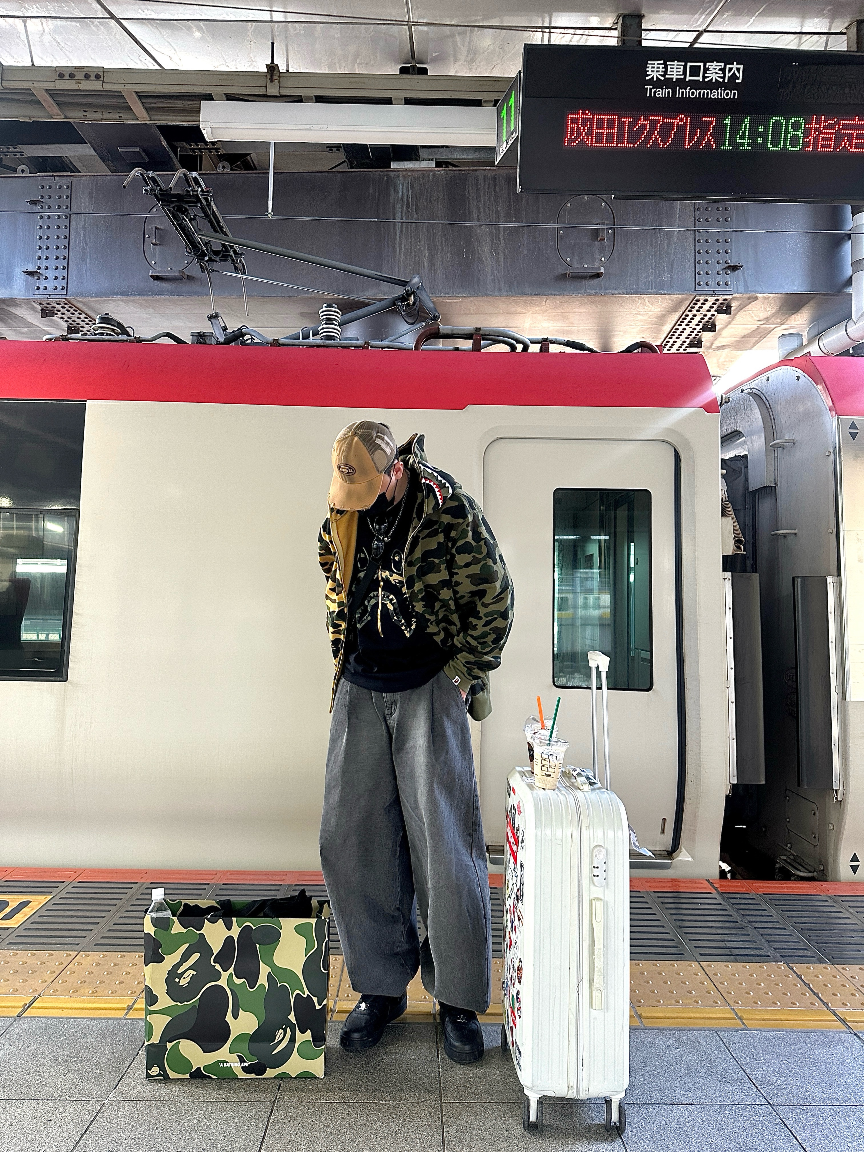 BAPE 1st Camo Separate Shark Full Zip Hoodie Yellow 착용 스타일