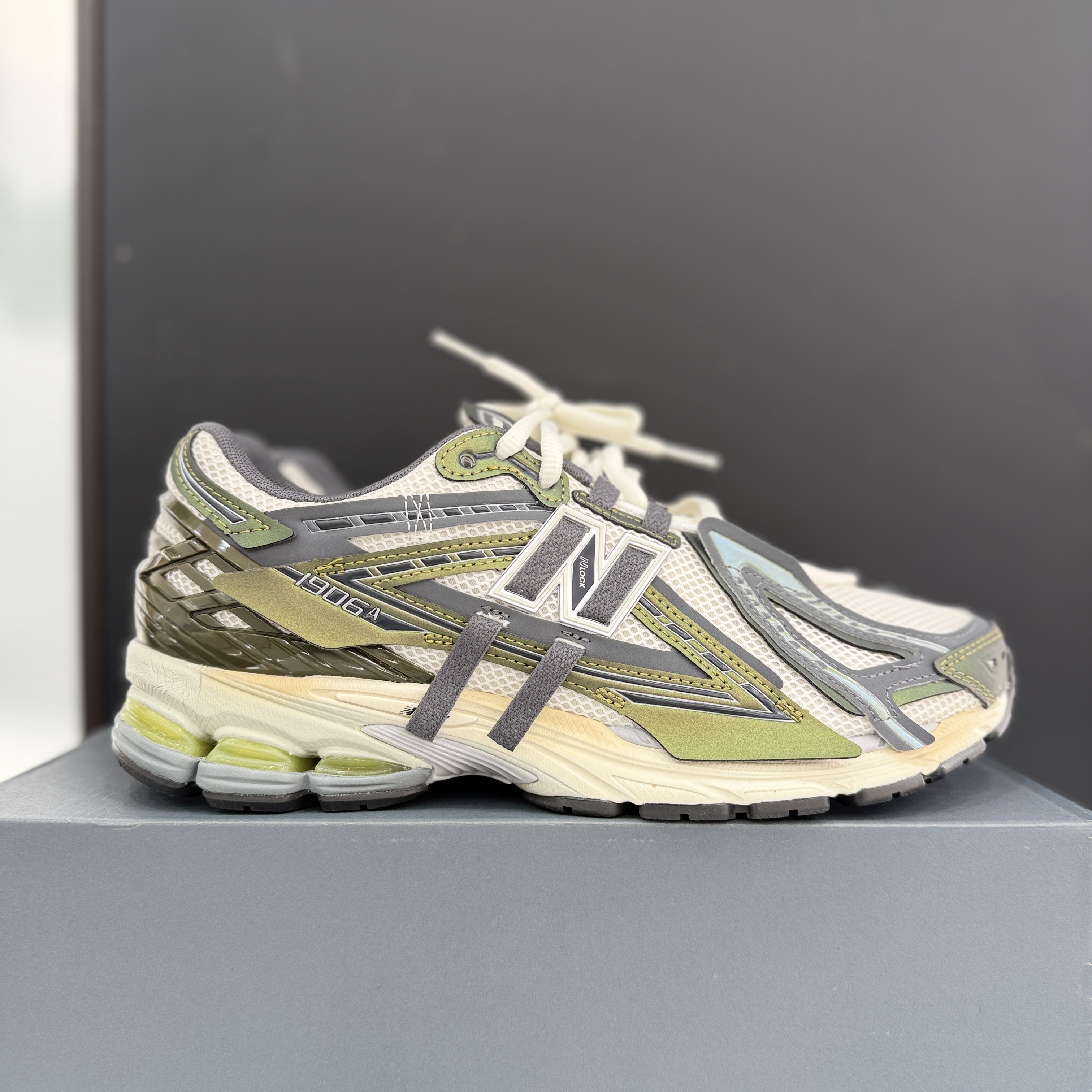 New Balance 1906A Olive Juice Sea Salt 착용 스타일 - 2