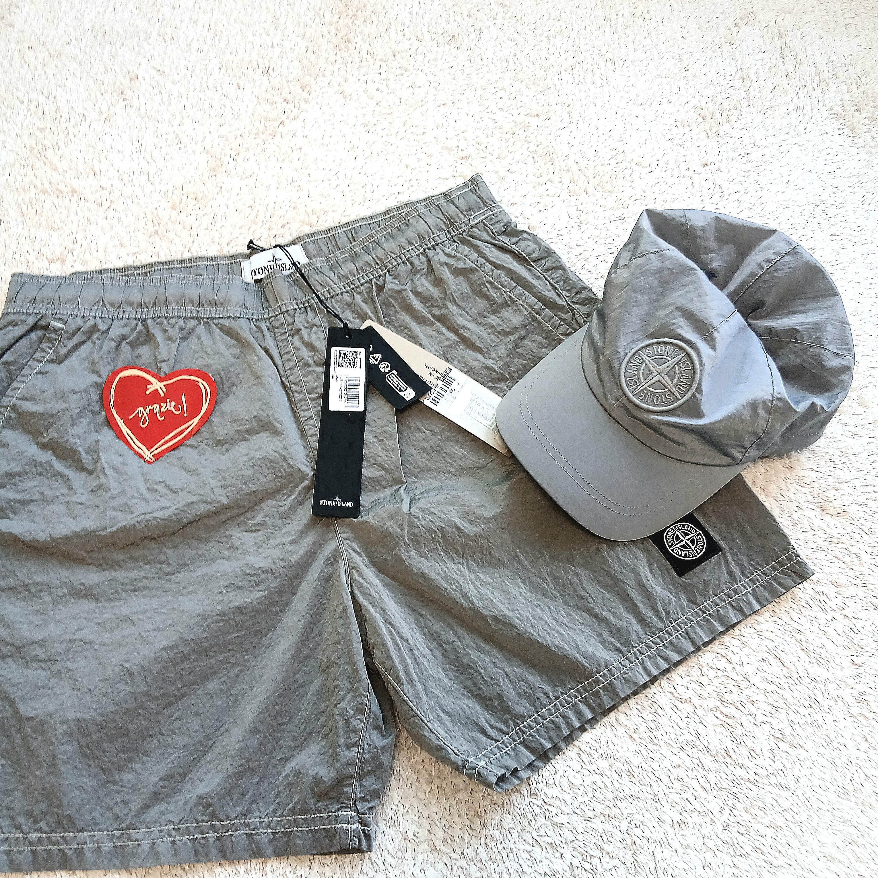 Stone Island 9100995 Nylon Metal in Econyl Baseball Cap Pearl Grey - 25SS, Stone Island B100009 Nylon Metal in Econyl Pocket Details Regular Fit Swim Trunks Pearl Grey - 25SS 착용 스타일 - 2