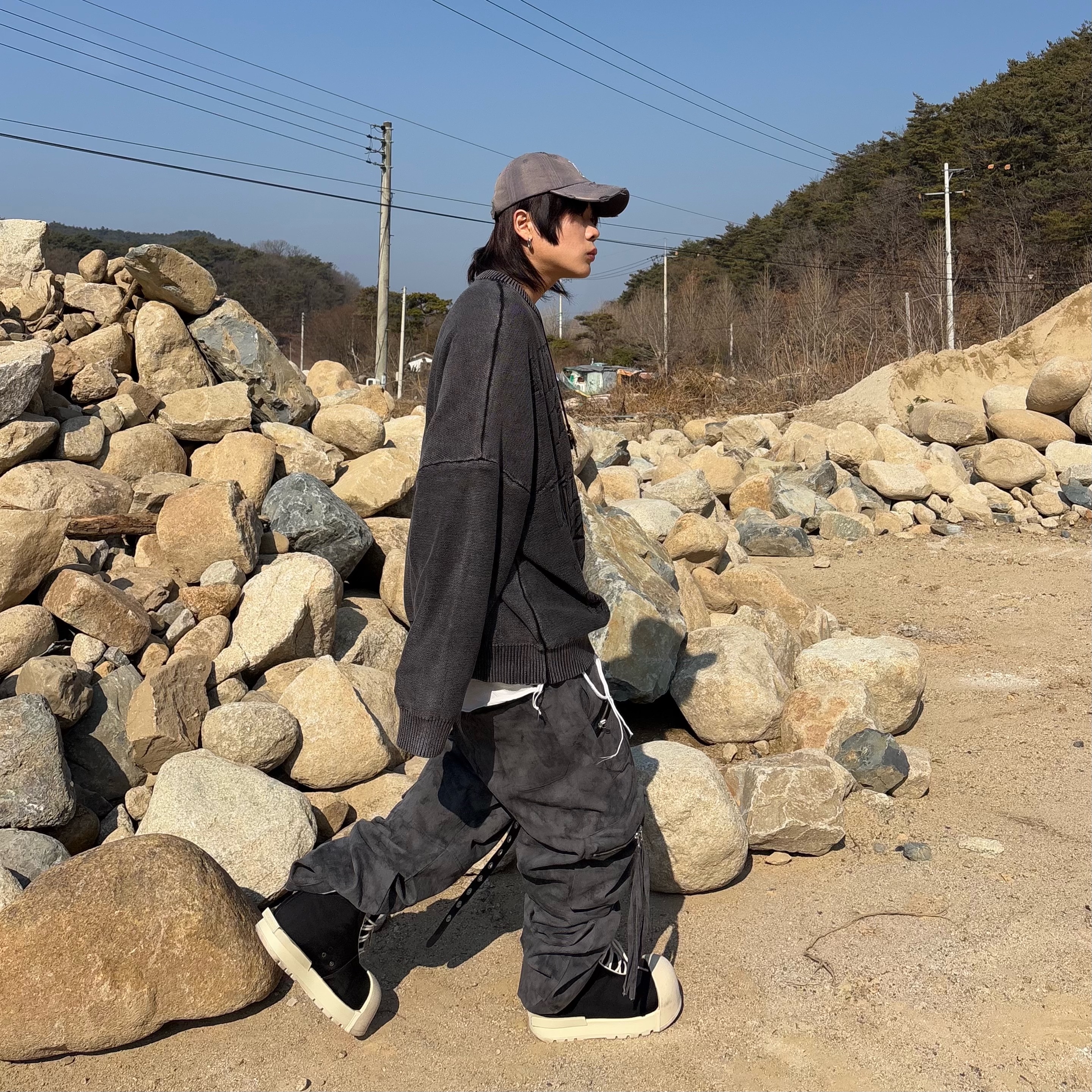 AJOBYAJO PBA Five AJO Logos Washed Sweater BLACK 착용 스타일 - 3