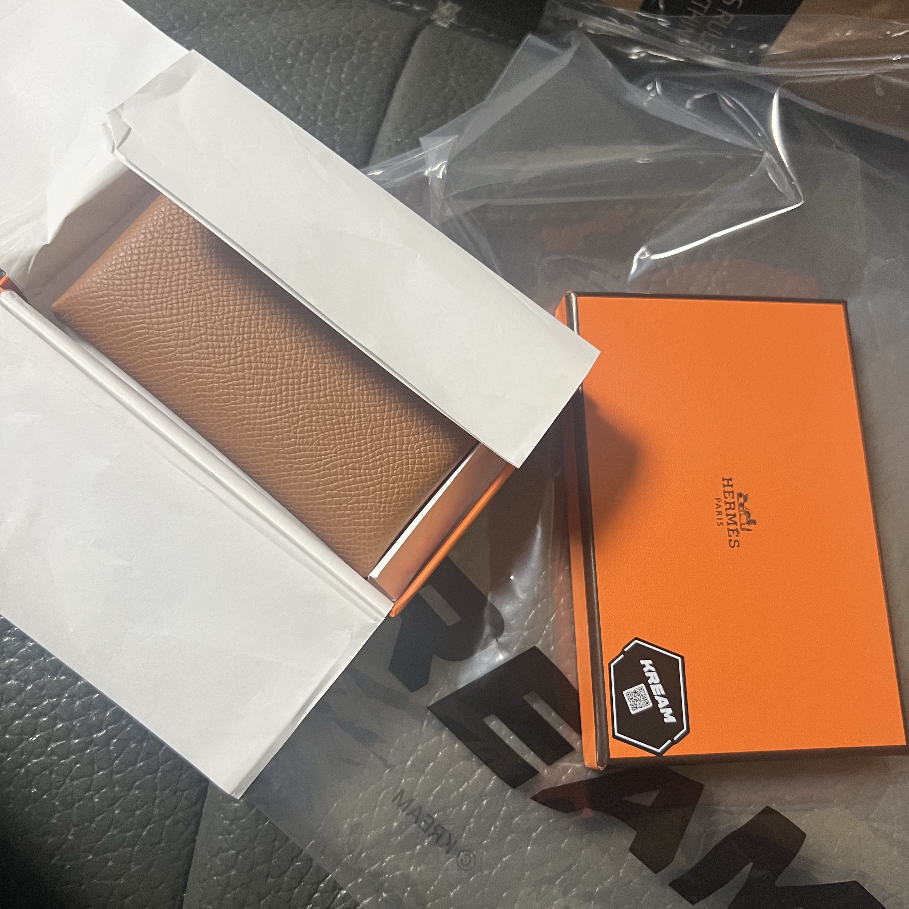Hermes Calvi Duo Card Holder Epsom & Palladium Gold 착용 스타일