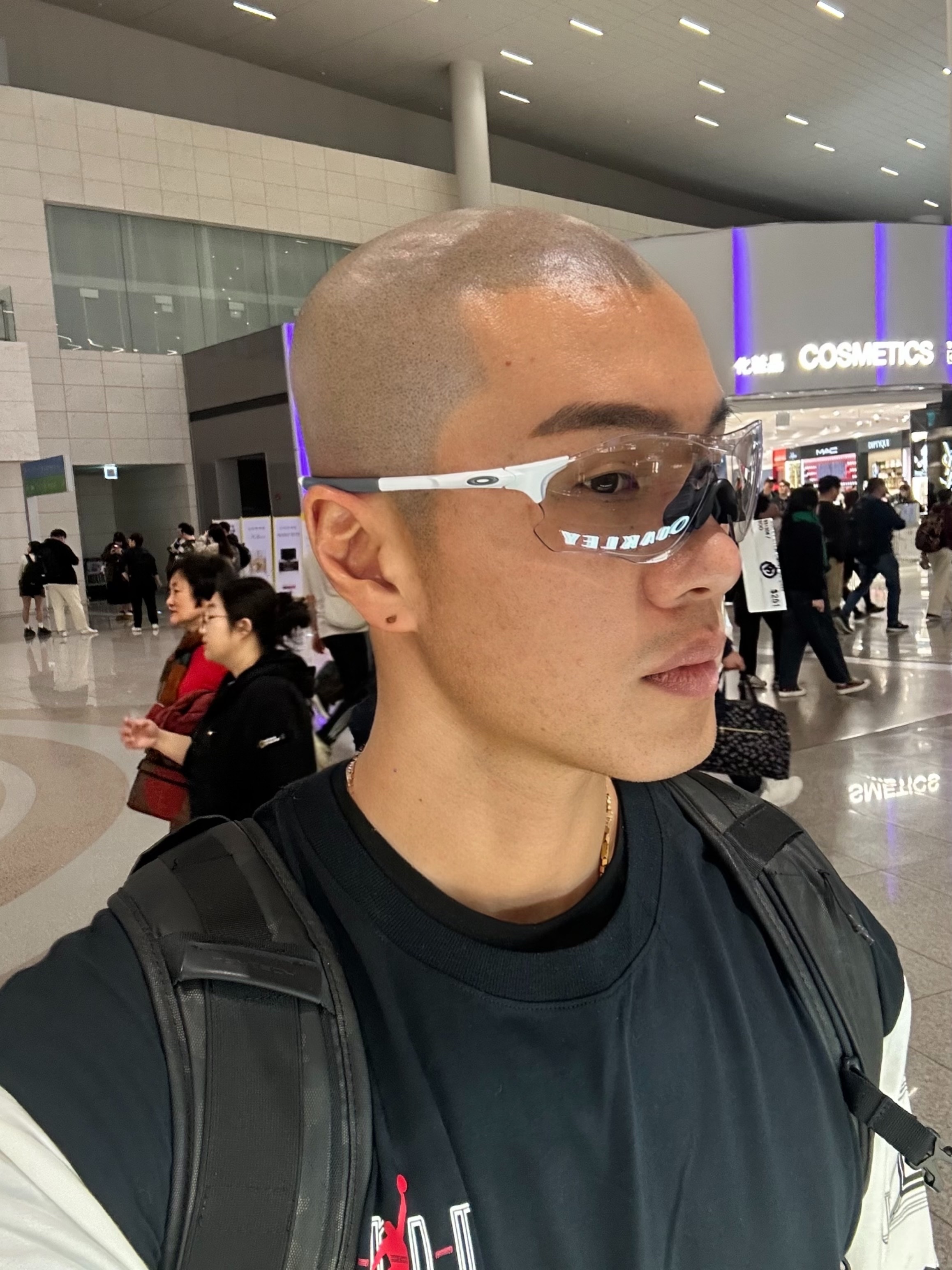 Oakley EVZero Path Matte White Frame Clear To Black Iridium Photochromic Lenses Low Bridge Fit 착용 스타일