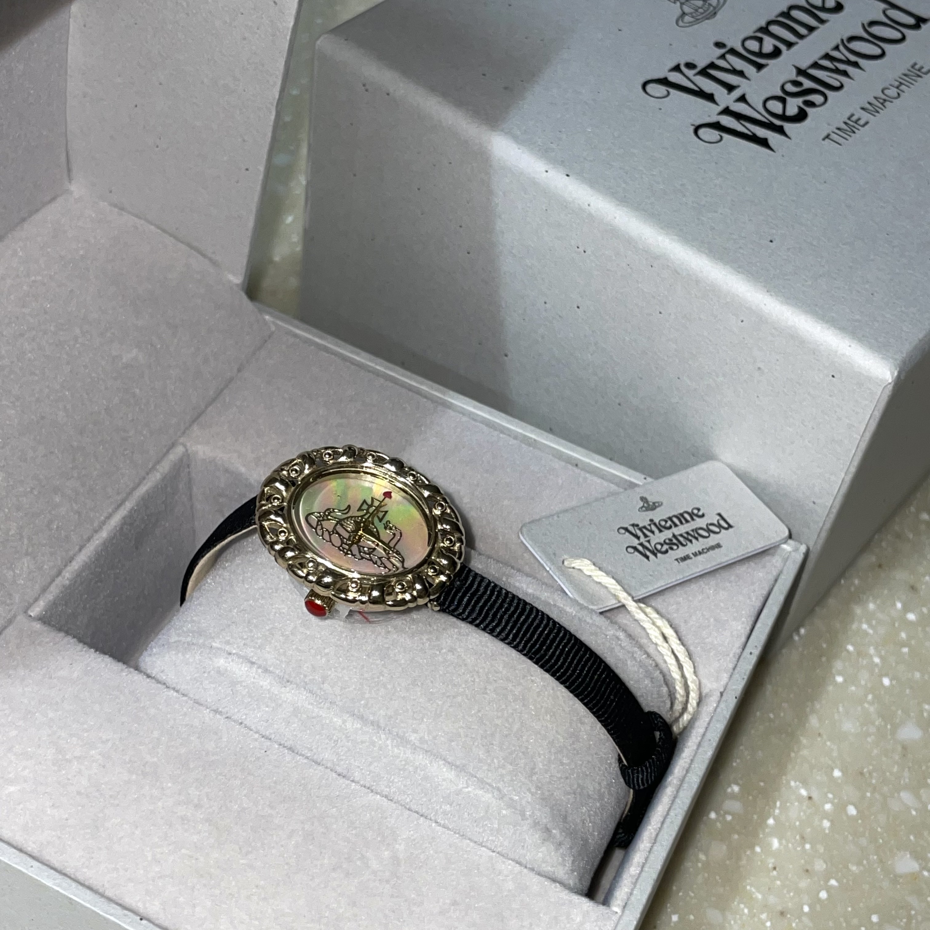 Vivienne Westwood Rococo VV005CMBK 착용 스타일 - 2