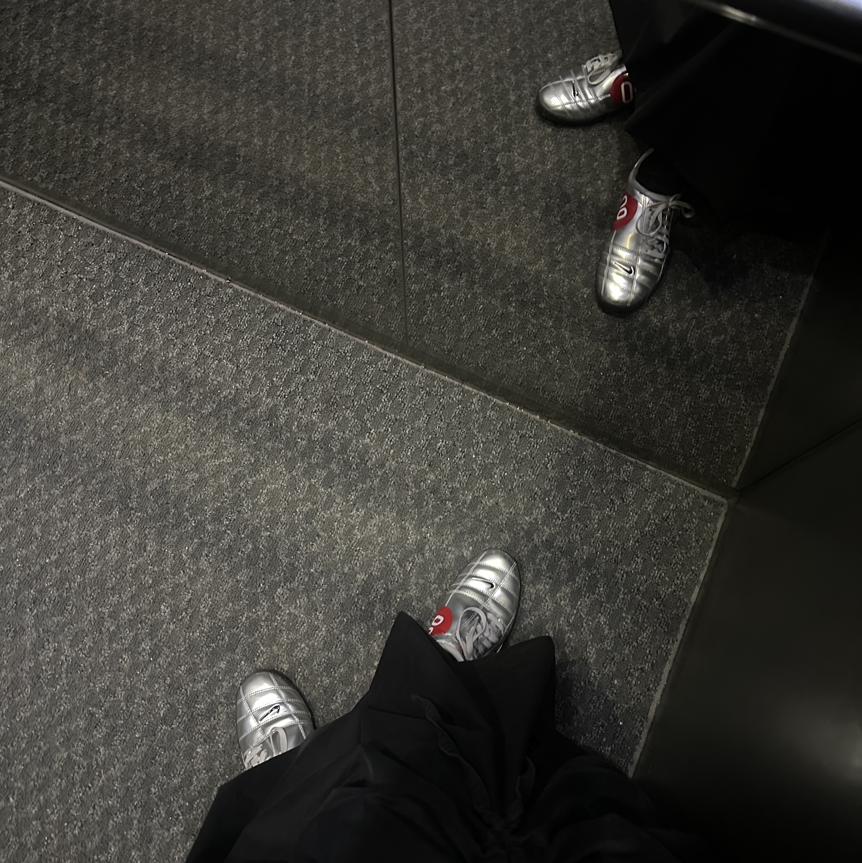 Nike Total 90 III SP Metallic Silver and Black 착용 스타일