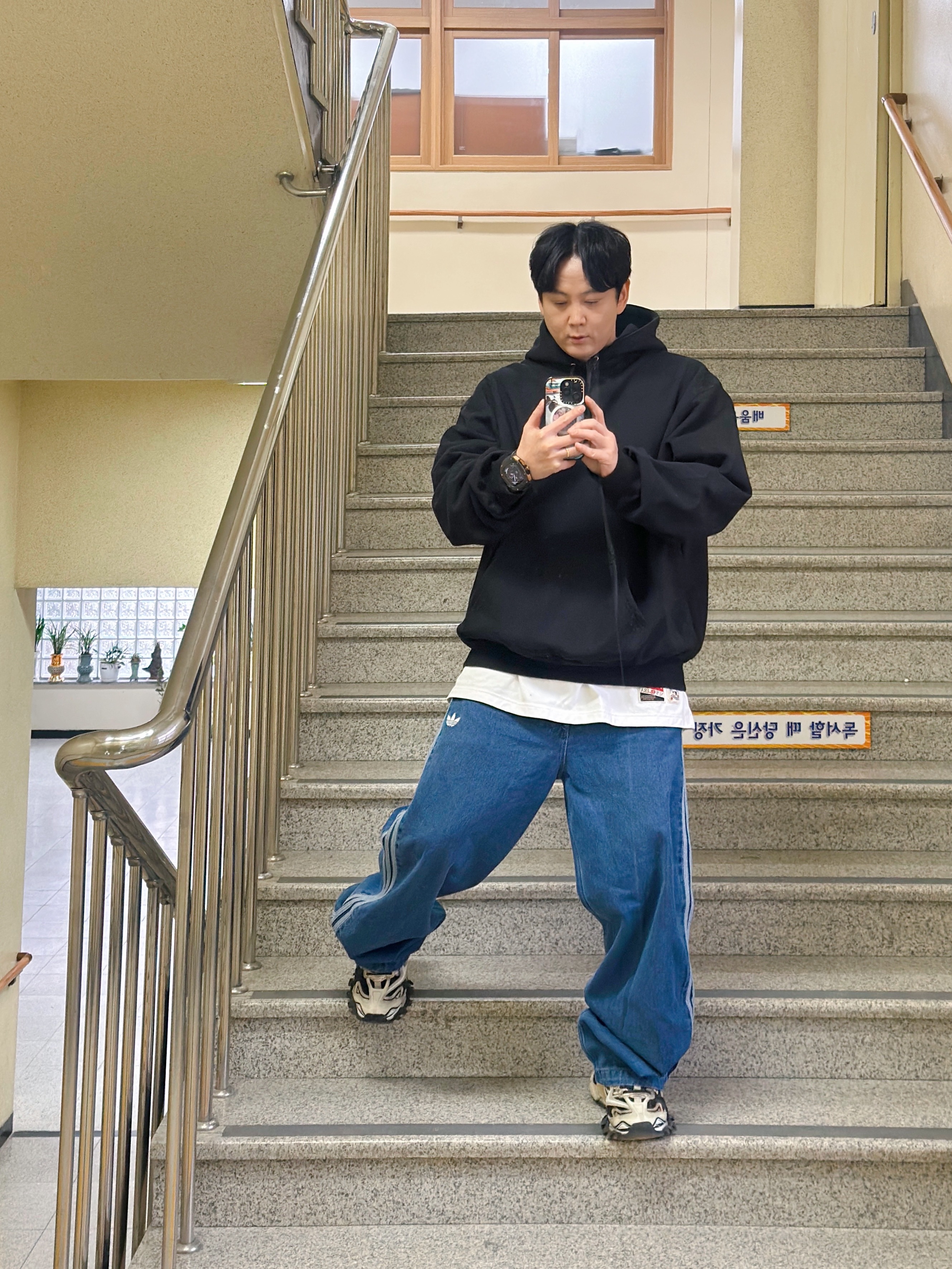 Adidas Adicolor Denim Firebird Pants Medium Blue Denim - KR Sizing, Supreme Satin Applique Hooded Sweatshirt Black - 24FW 착용 스타일 - 3