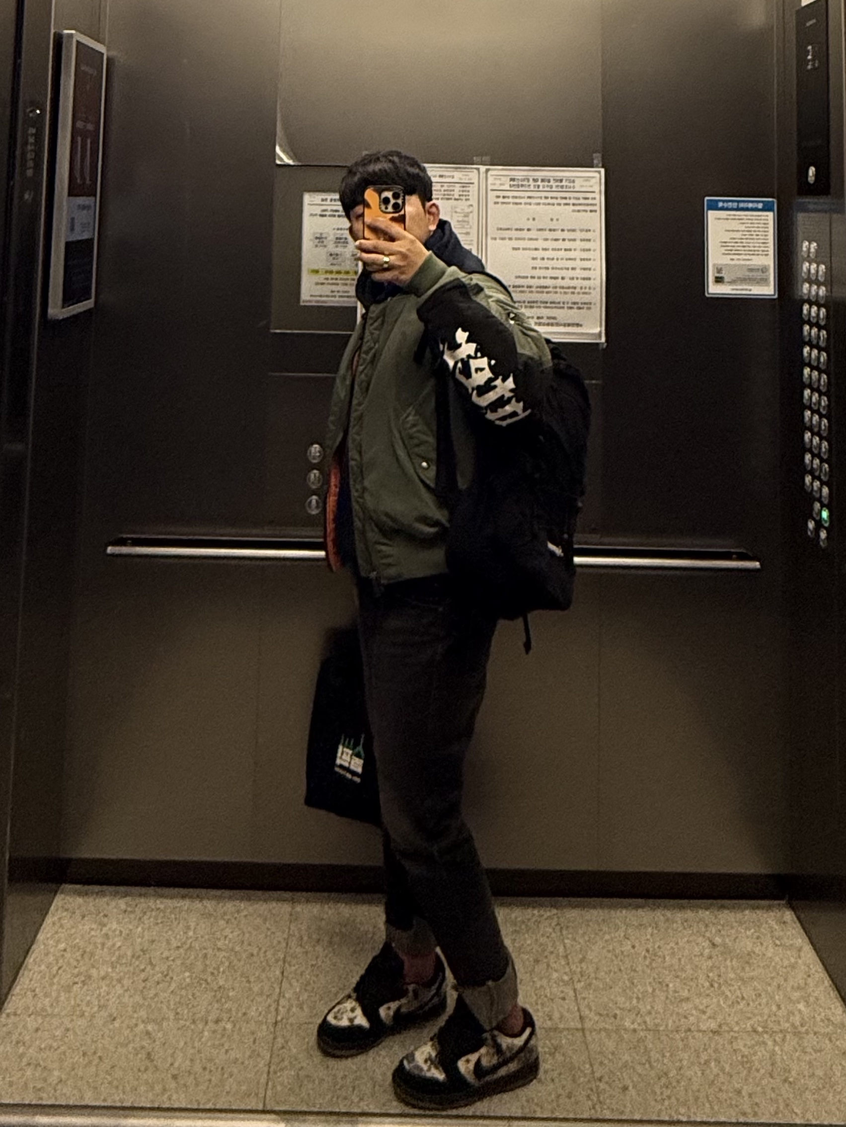 Supreme x Bounty Hunter MA-1 Jacket Olive - 23FW, Supreme Backpack Black - 25SS 착용 스타일