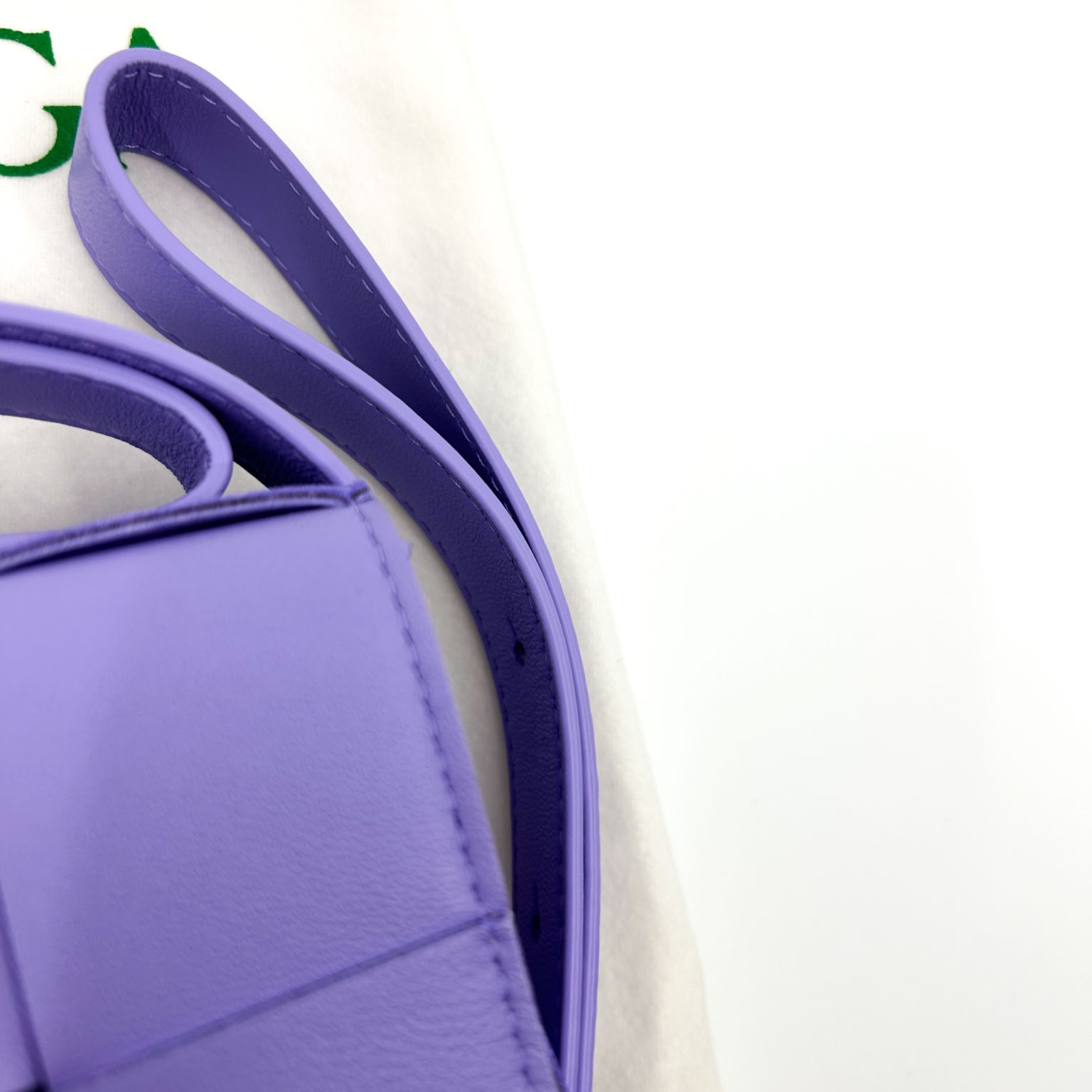 Bottega Veneta Mini Leather Cassette Wisteria 착용 스타일 - 5