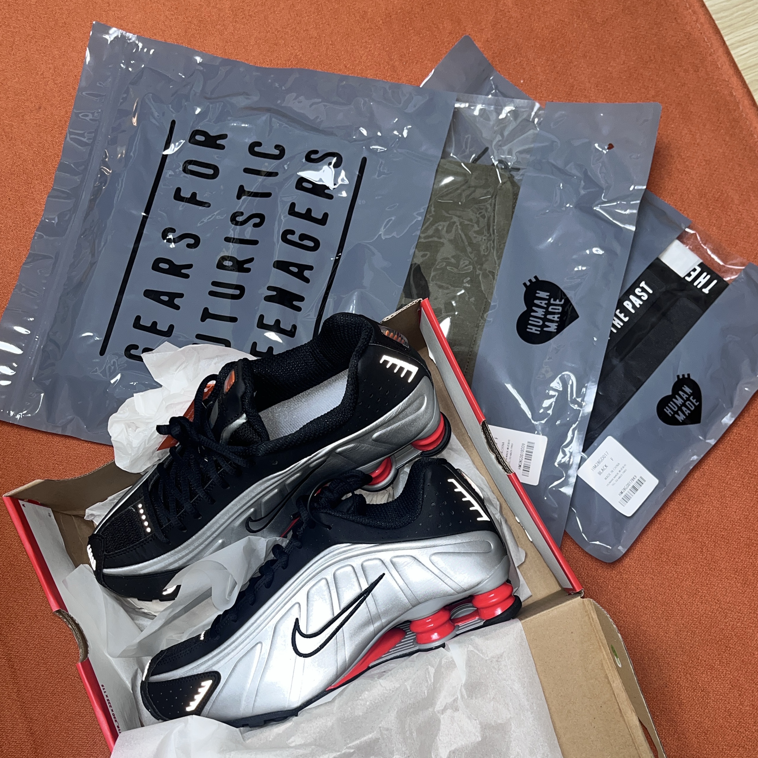 Nike Shox R4 Black and Metallic Silver, Human Made Military Pouch Large Black 착용 스타일 - 1