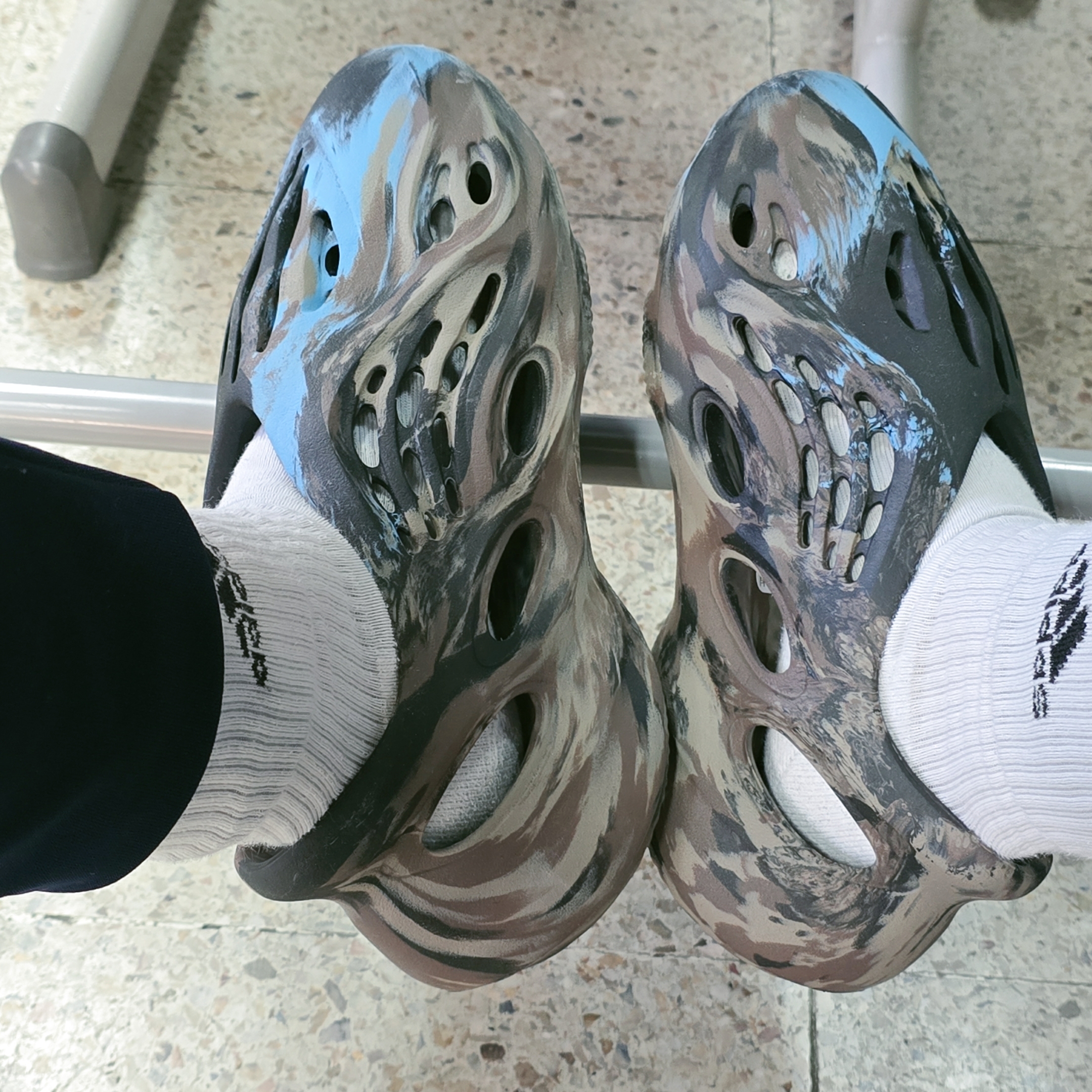 Adidas Yeezy Foam RNNR MX Cinder 착용 스타일