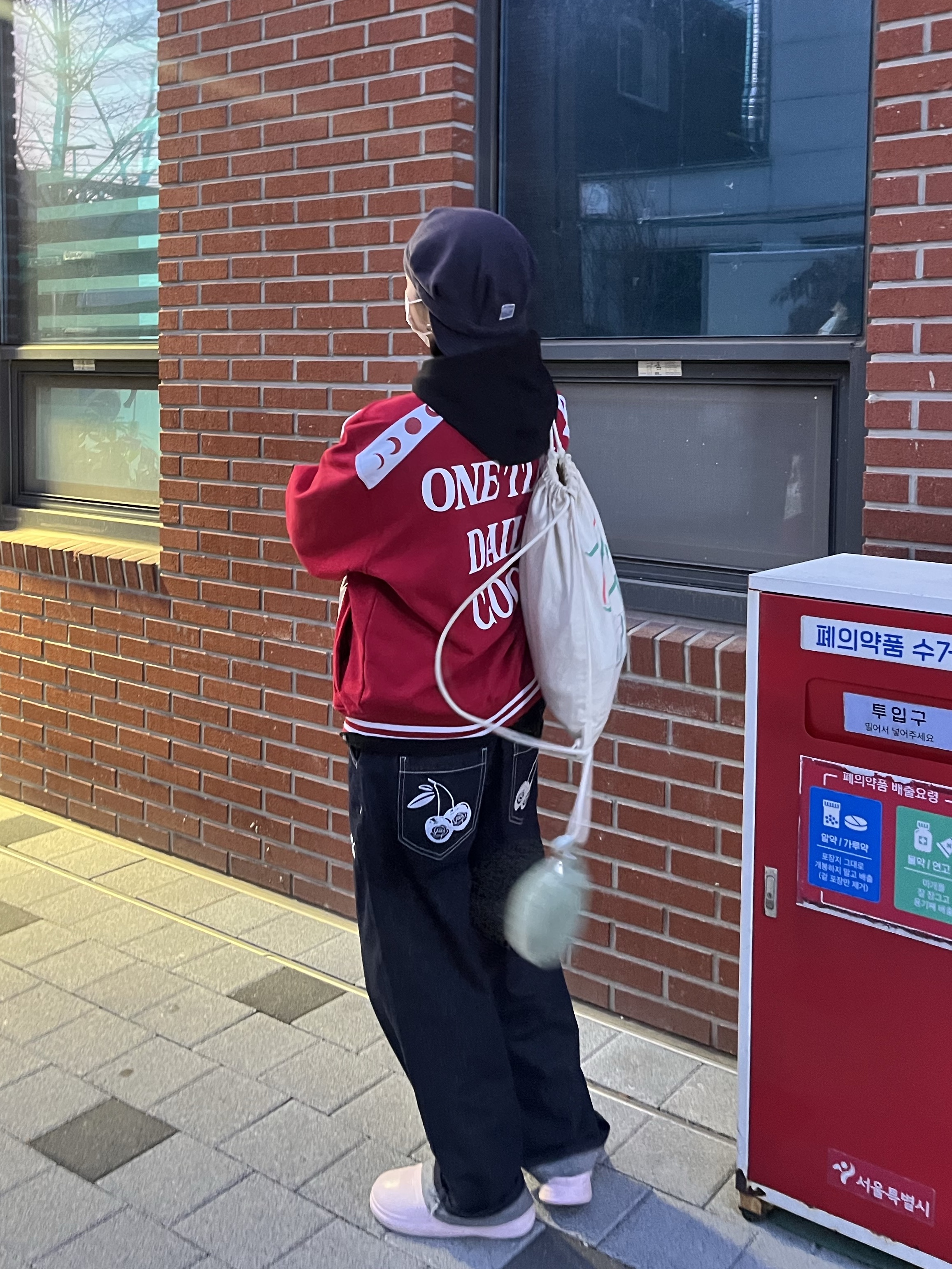 NYXX Sweat Varsity Jacket Red, NYXX Color Block Flow Hood Zip-Up Black 착용 스타일 - 3