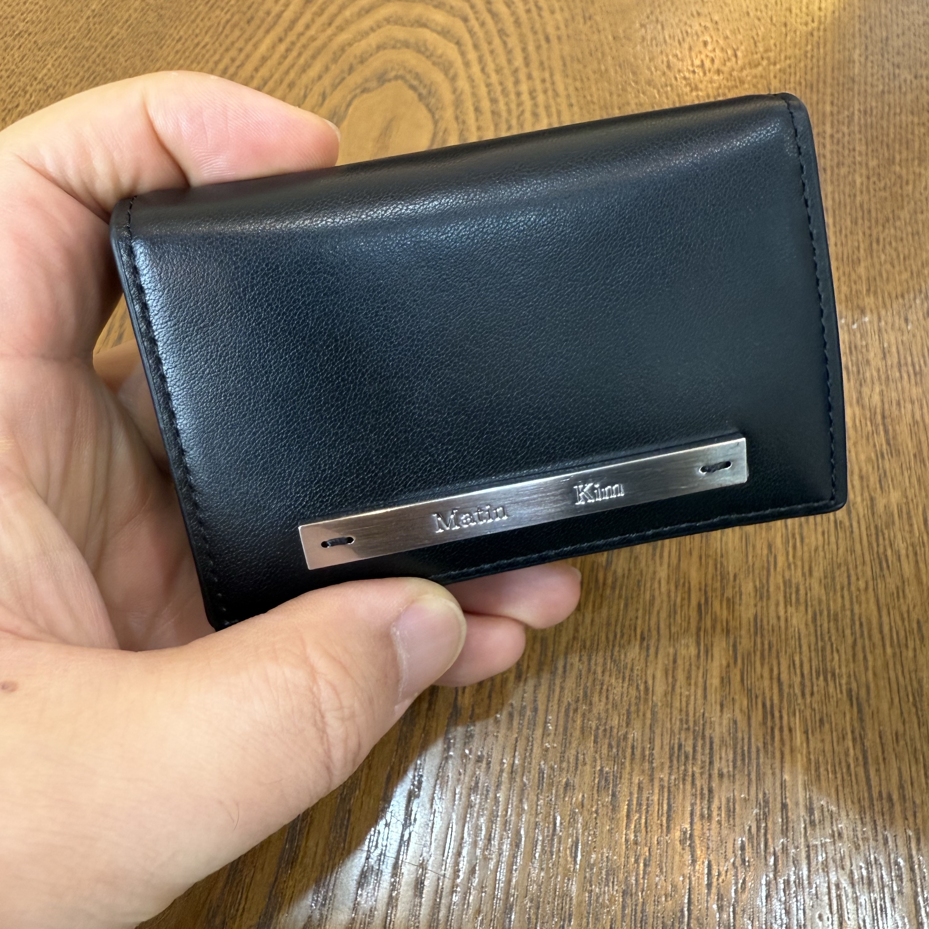 Matin Kim Slim Metal Business Wallet Black 착용 스타일 - 2