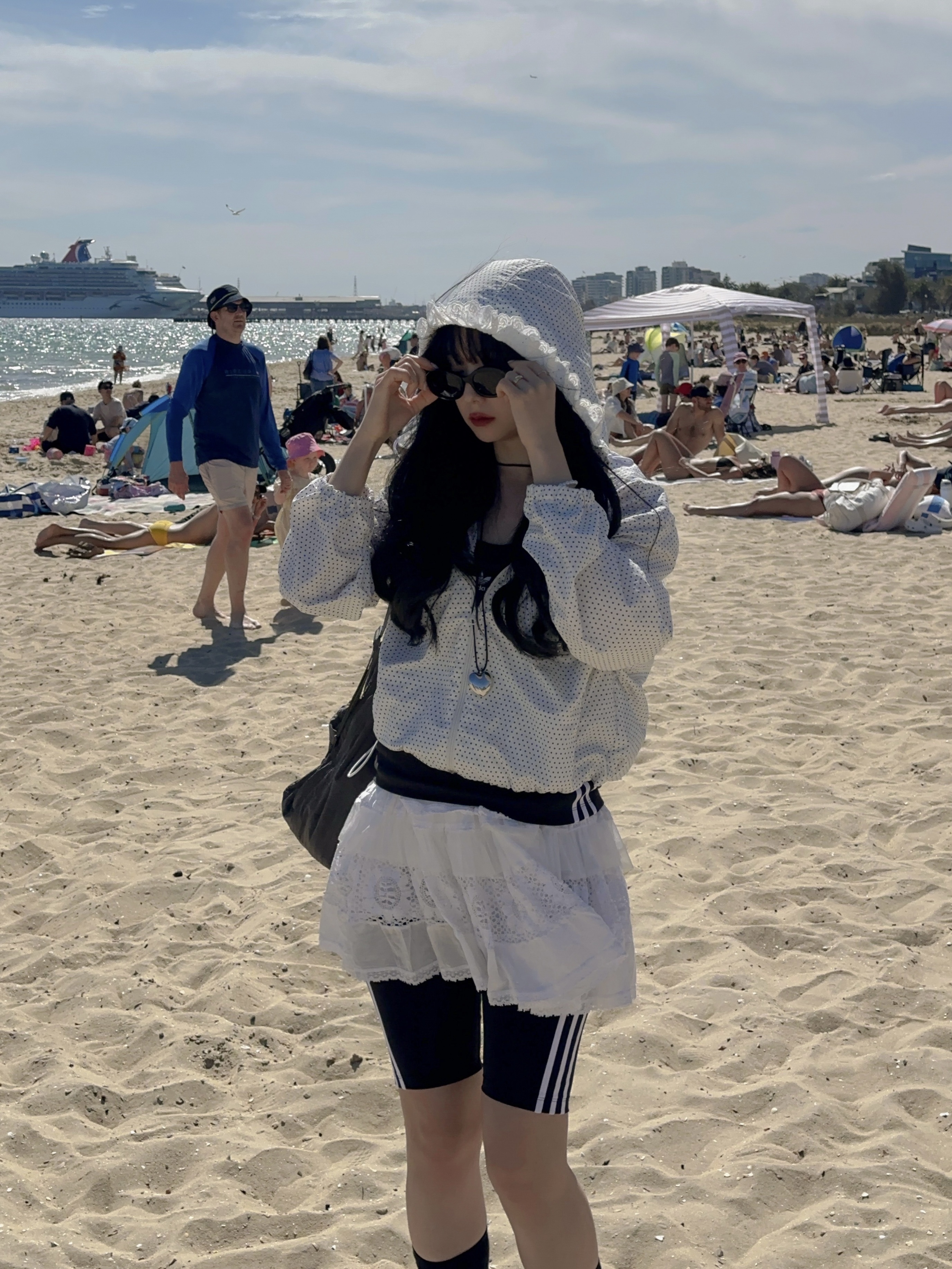 (W) Celine Triomphe 01 Sunglasses in Acetate Black, New Balance 530 White 착용 스타일 - 1