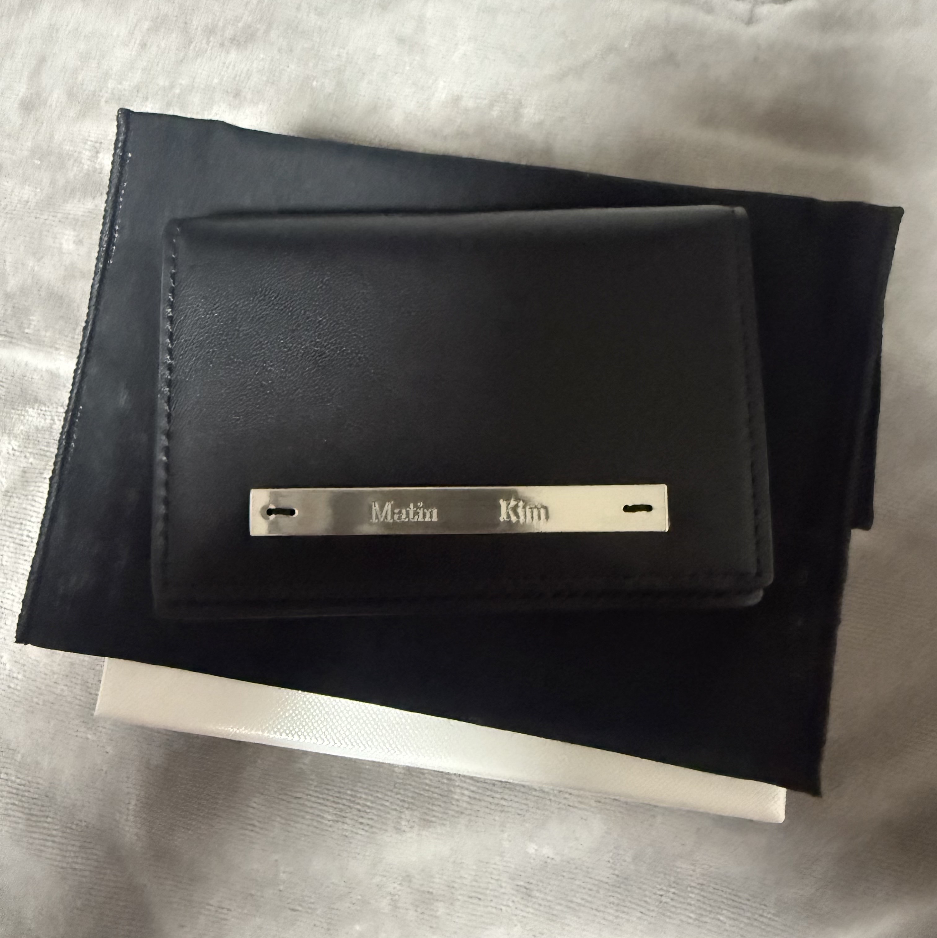 Matin Kim Slim Metal Business Wallet Black 착용 스타일 - 1