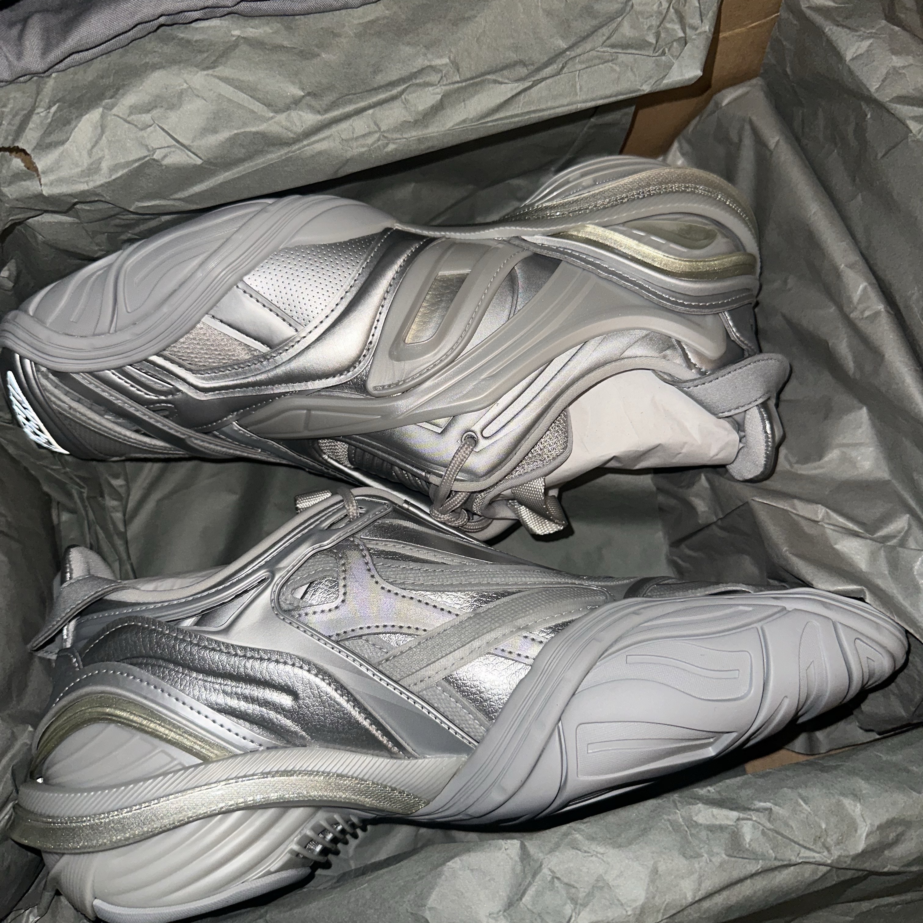 Balenciaga Tyrex Sneakers Silver 착용 스타일