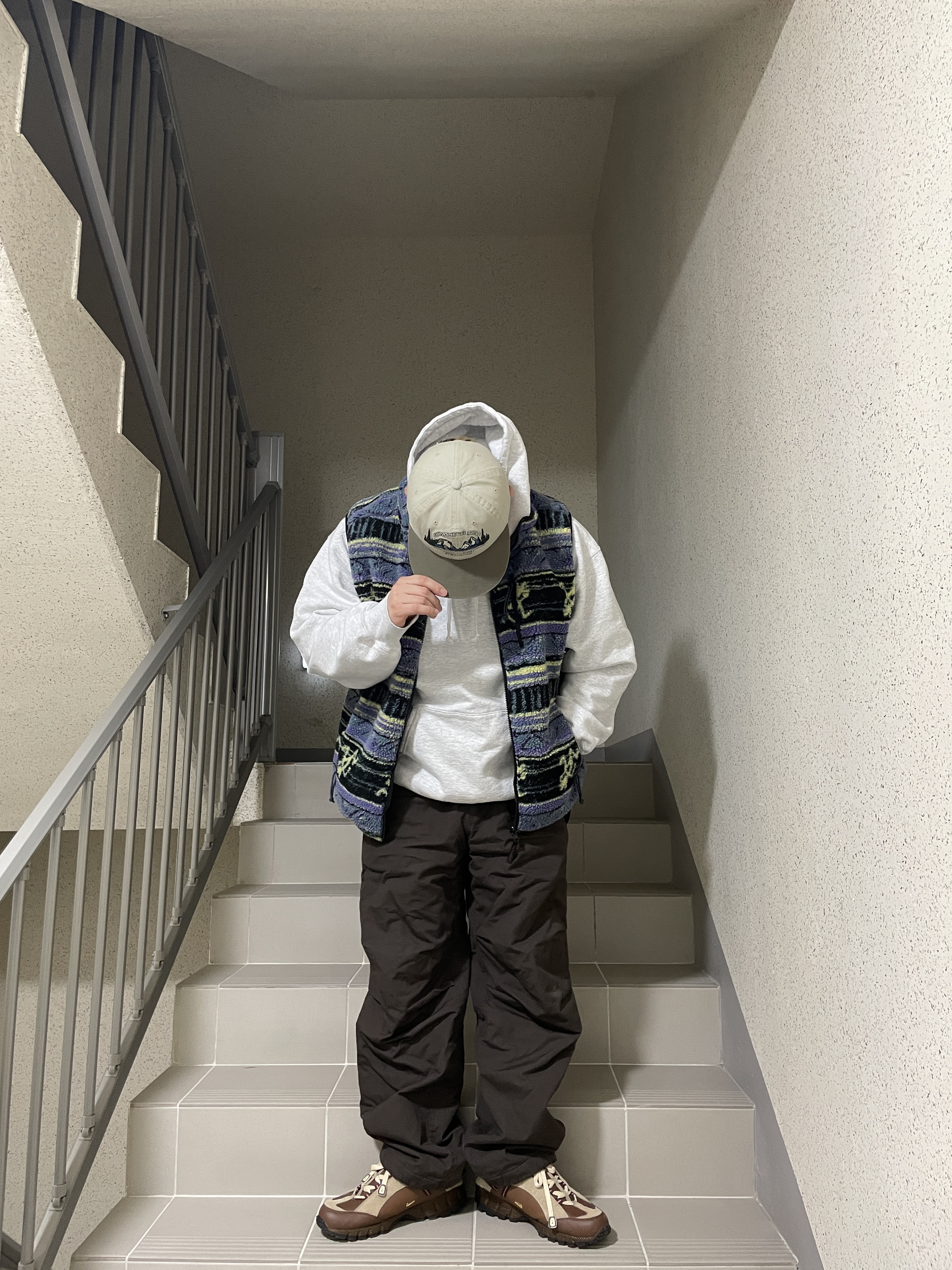 Thisisneverthat x Gramicci Reversible Fleece Vest Multi, Nike x Jacquemus Air Humara LX Ale Brown and Gold 착용 스타일 - 4