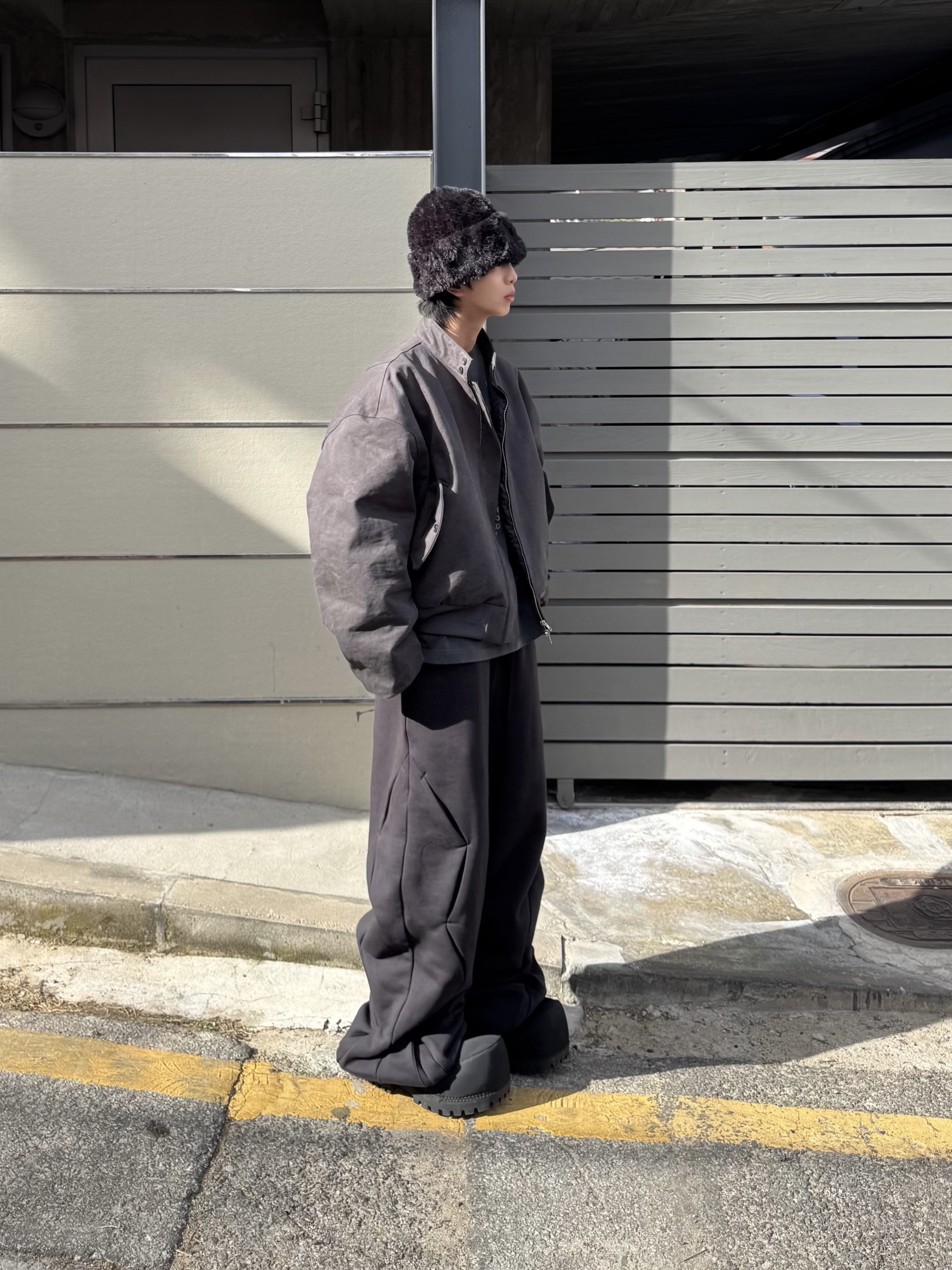 써저리 레더 패치 퍼 비니 블랙, 발렌시아가 스키웨어 알래스카 나일론 로우 부츠 블랙 착용 스타일 - 5