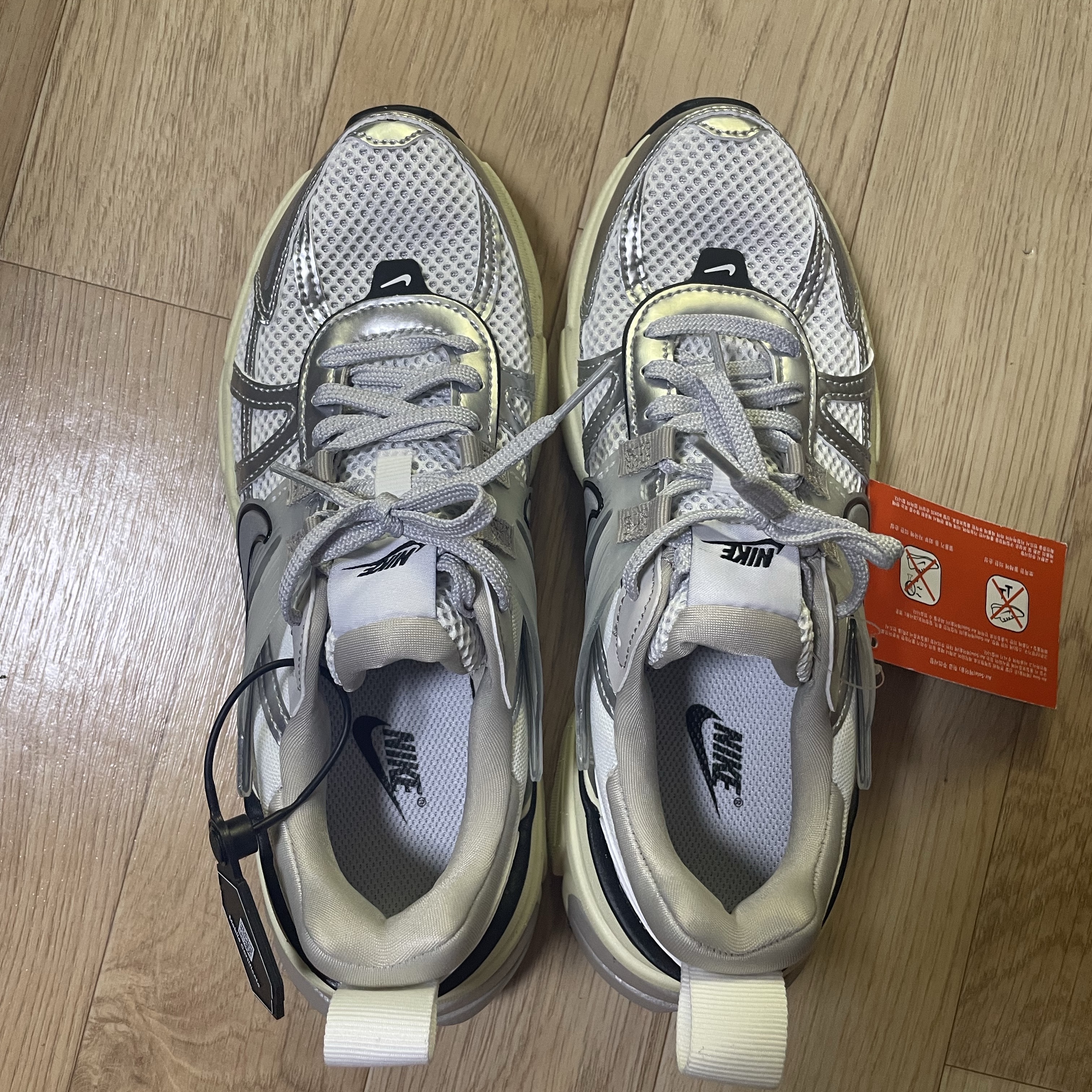 Nike V2K Run Summit White Metallic Silver 착용 스타일