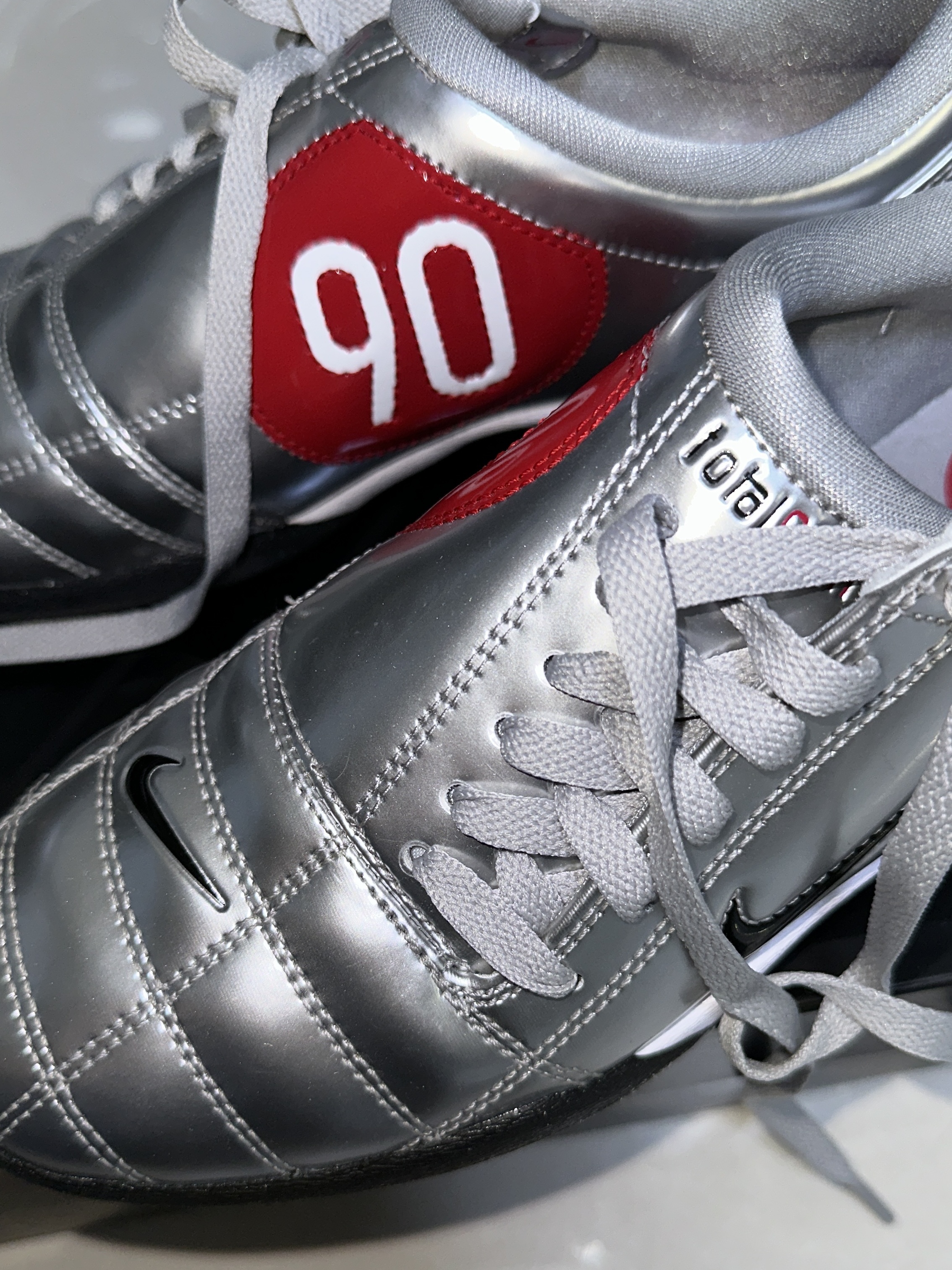 Nike Total 90 III SP Metallic Silver and Black 착용 스타일 - 2