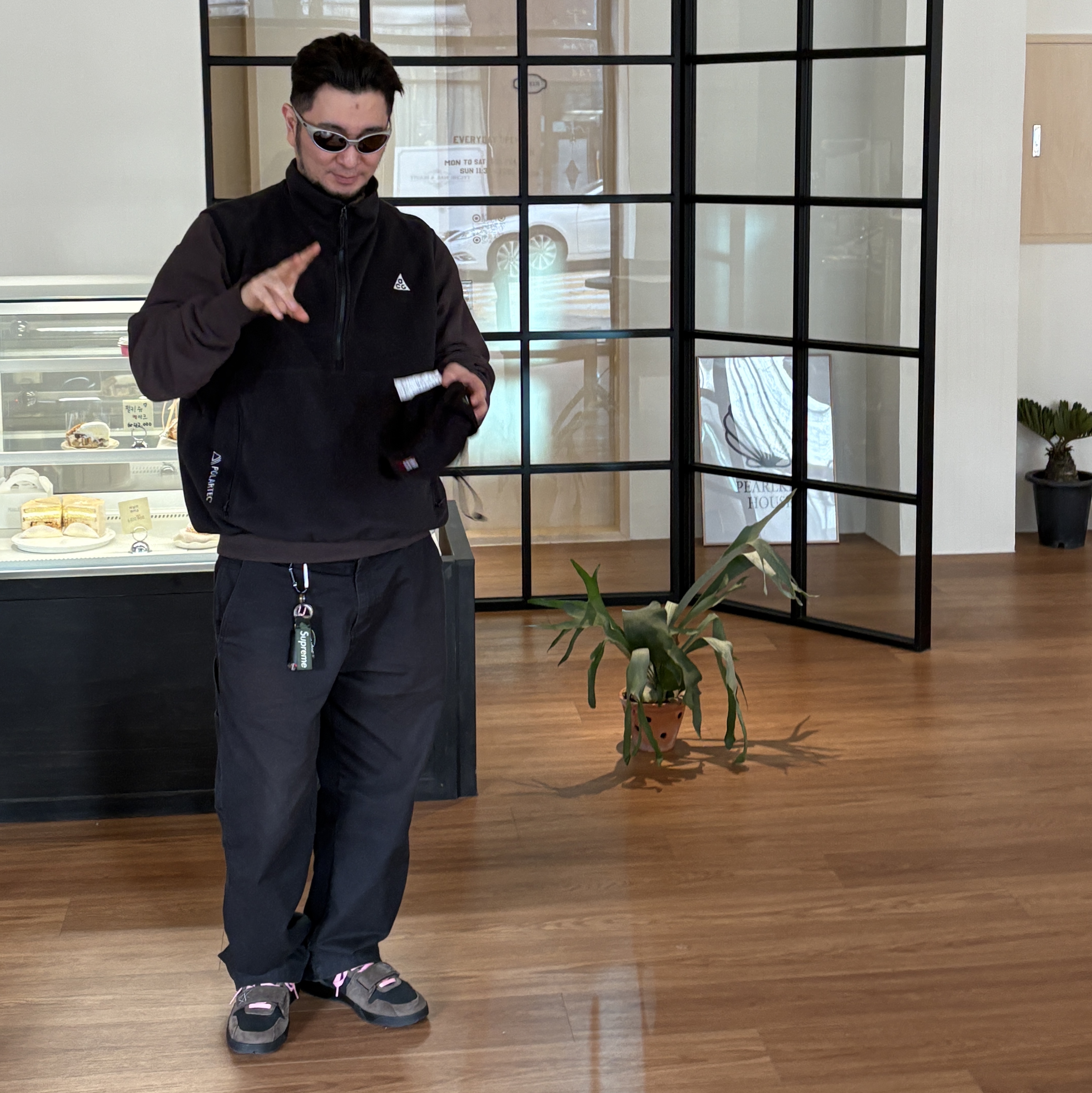 Jordan x Travis Scott Jumpman Jack TR Black and Dark Mocha, Palace Polartec Earflap Tech Beanie Black - 24FW 착용 스타일 - 1