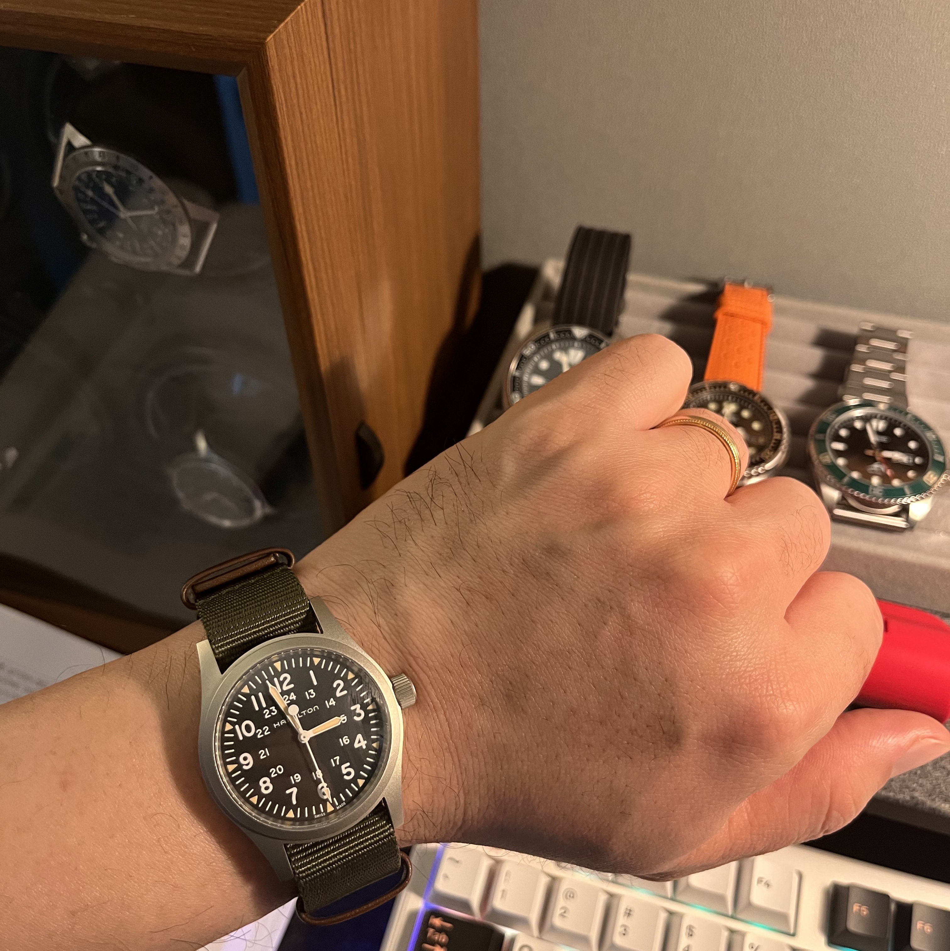 Hamilton Khaki Field Mechanical 38mm Nato Strap Green Black 착용 스타일
