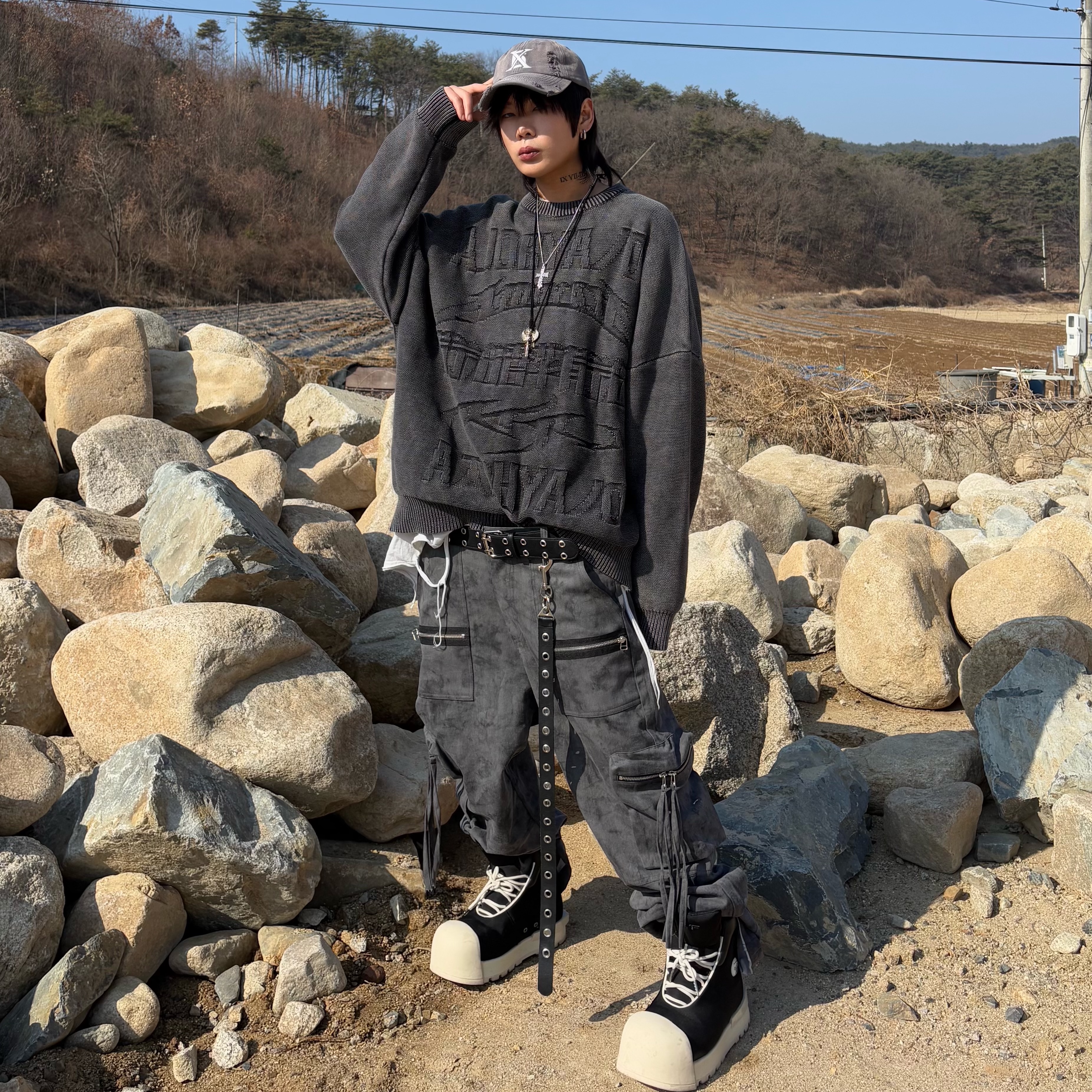 AJOBYAJO PBA Five AJO Logos Washed Sweater BLACK 착용 스타일 - 1