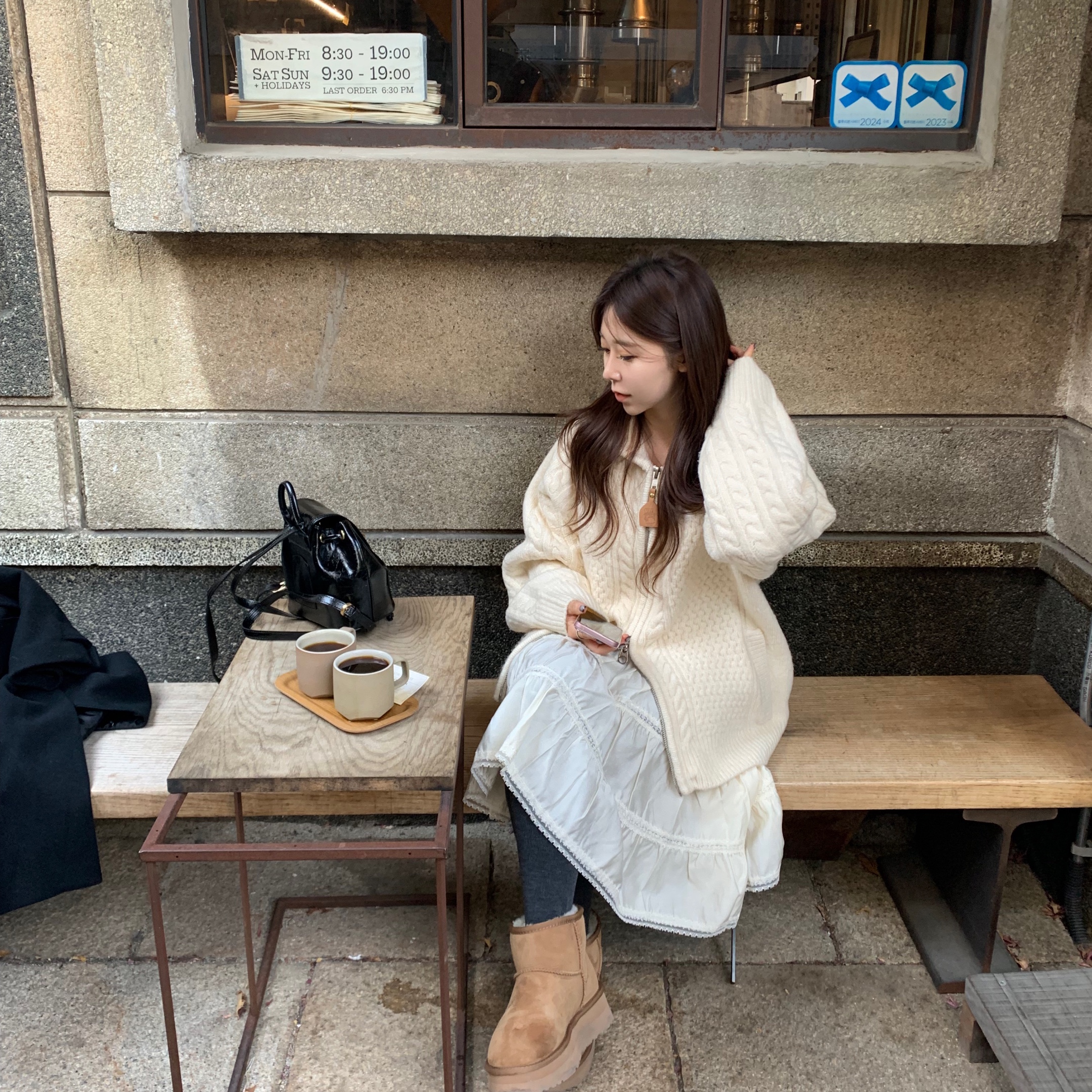 (W) UGG Classic Mini Platform Boots Chestnut 착용 스타일 - 2