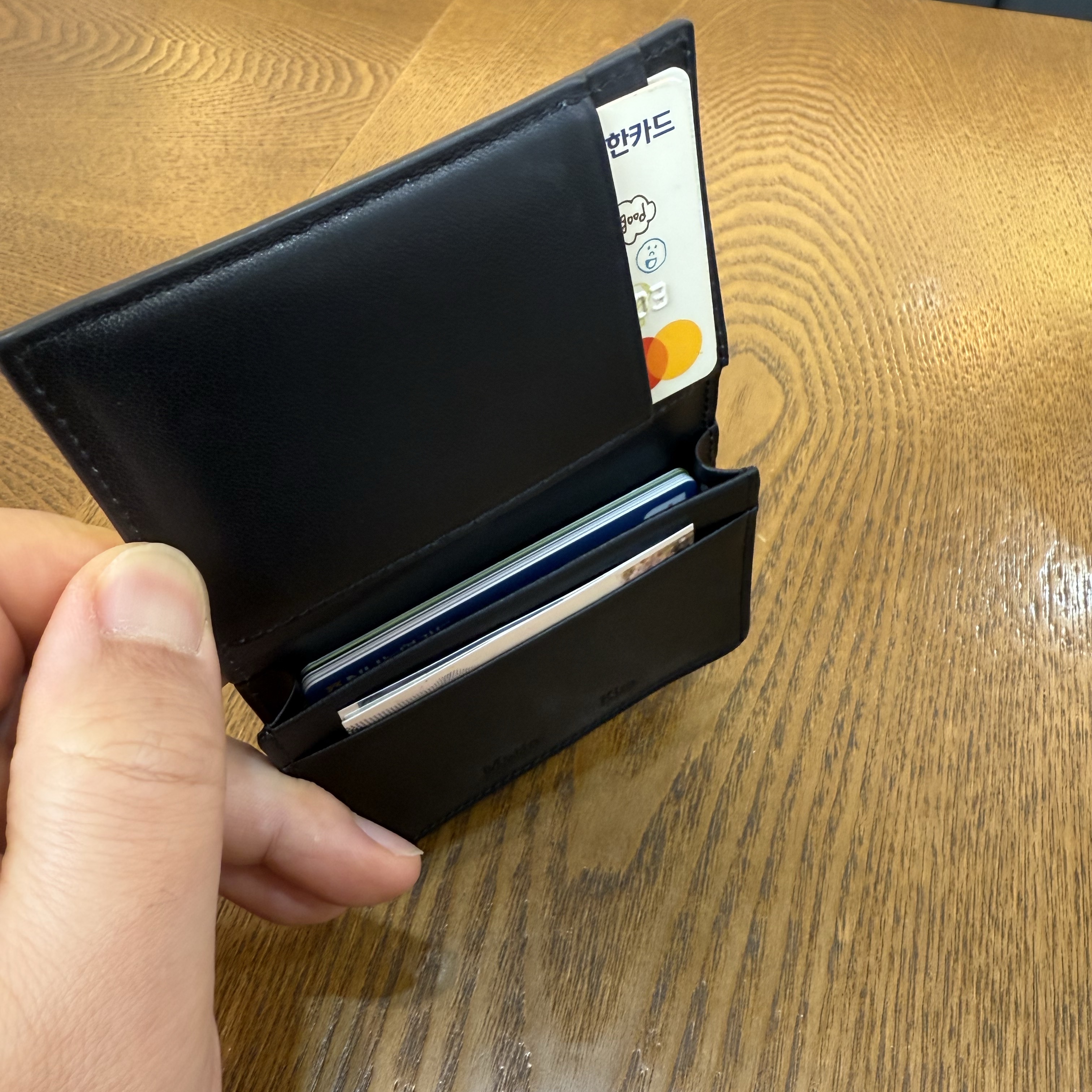 Matin Kim Slim Metal Business Wallet Black 착용 스타일 - 3