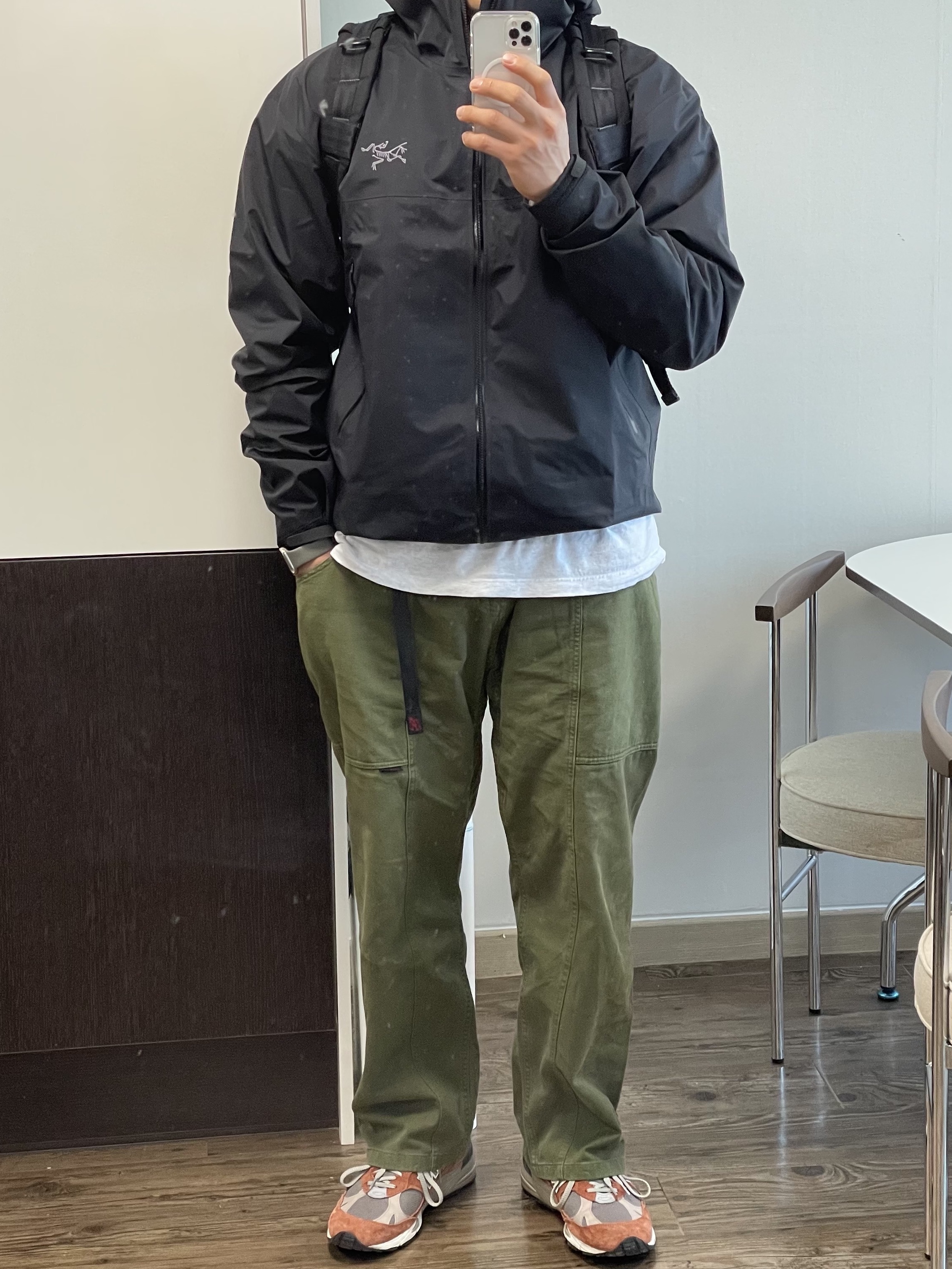 Arc'teryx Beta Jacket Black, New Balance 991 Made in UK Sequoia Falcon 착용 스타일