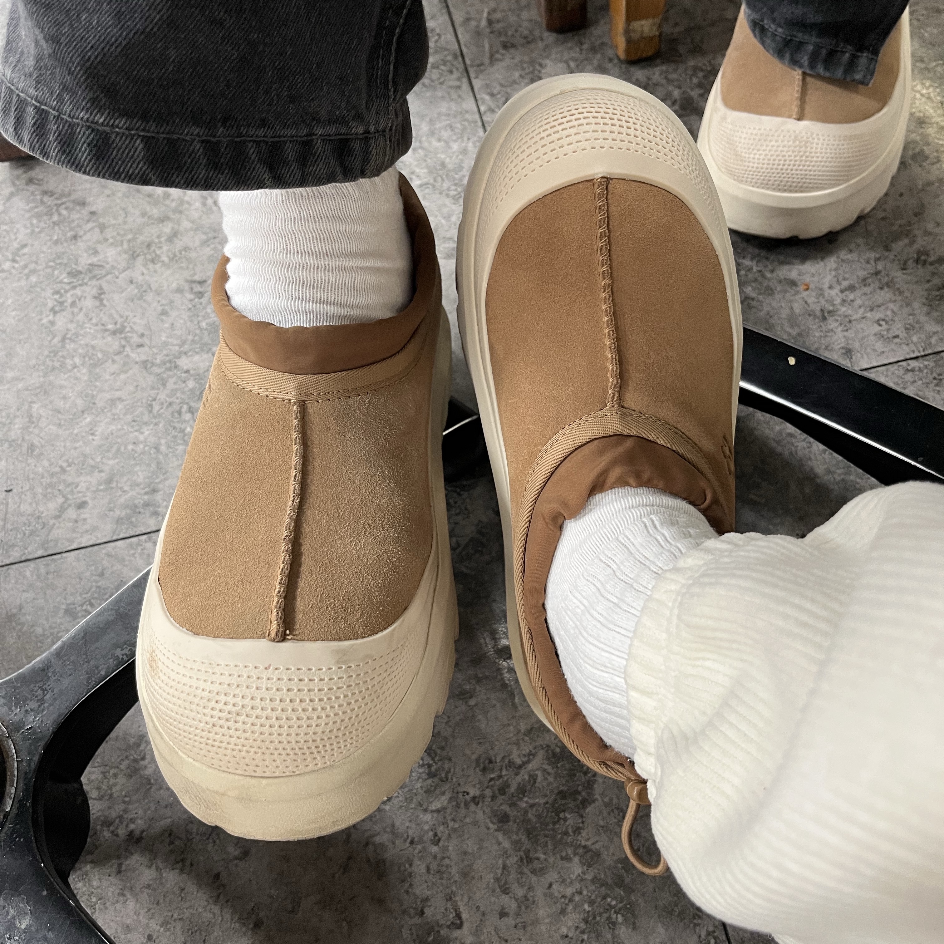 UGG Tasman Weather Hybrid Chestnut Whitecap 착용 스타일 - 2