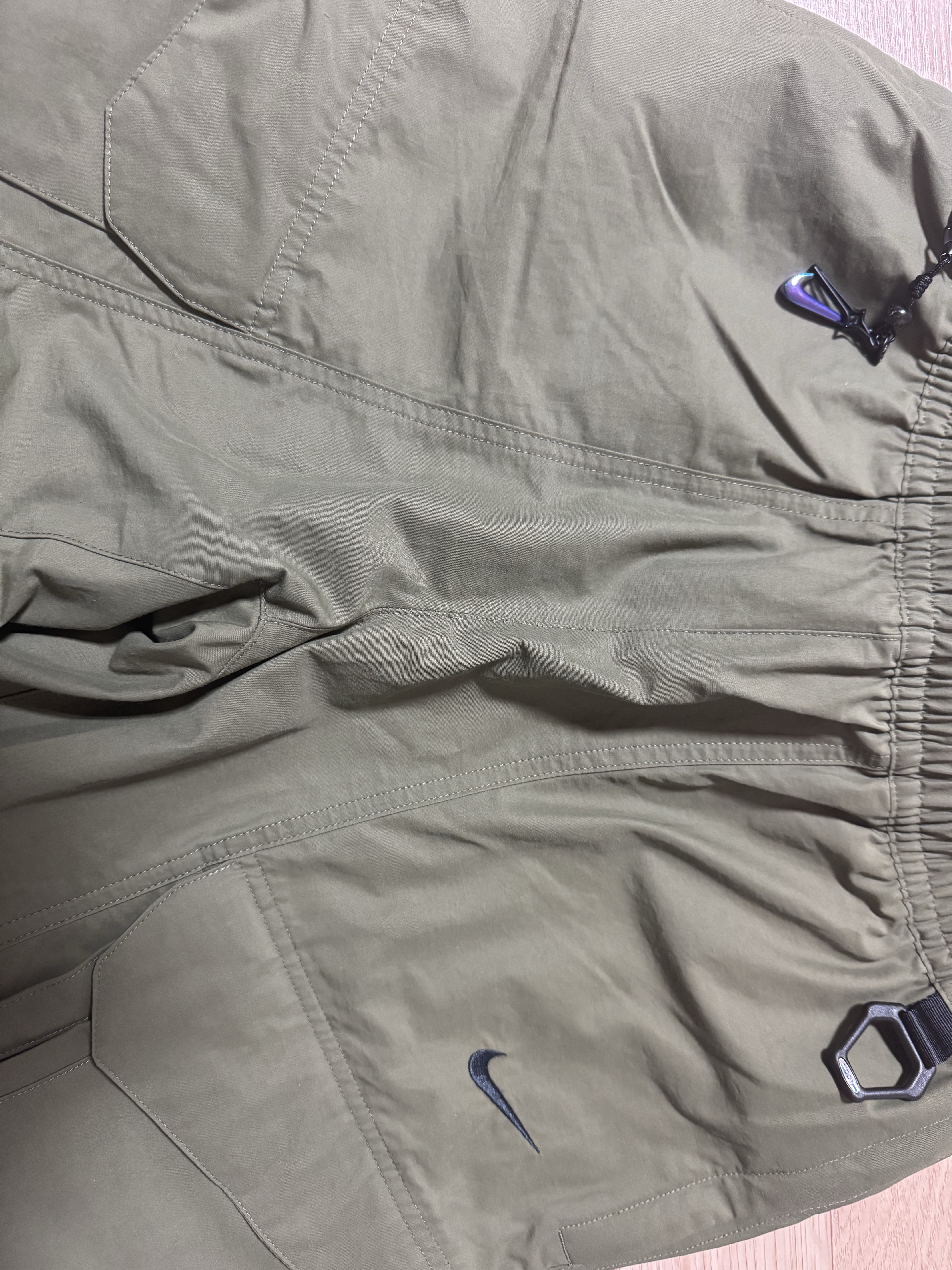 Nike x Drake Nocta Opal Tito Neeks Cargo Pants Medium Olive (FZ0910-222) 착용 스타일