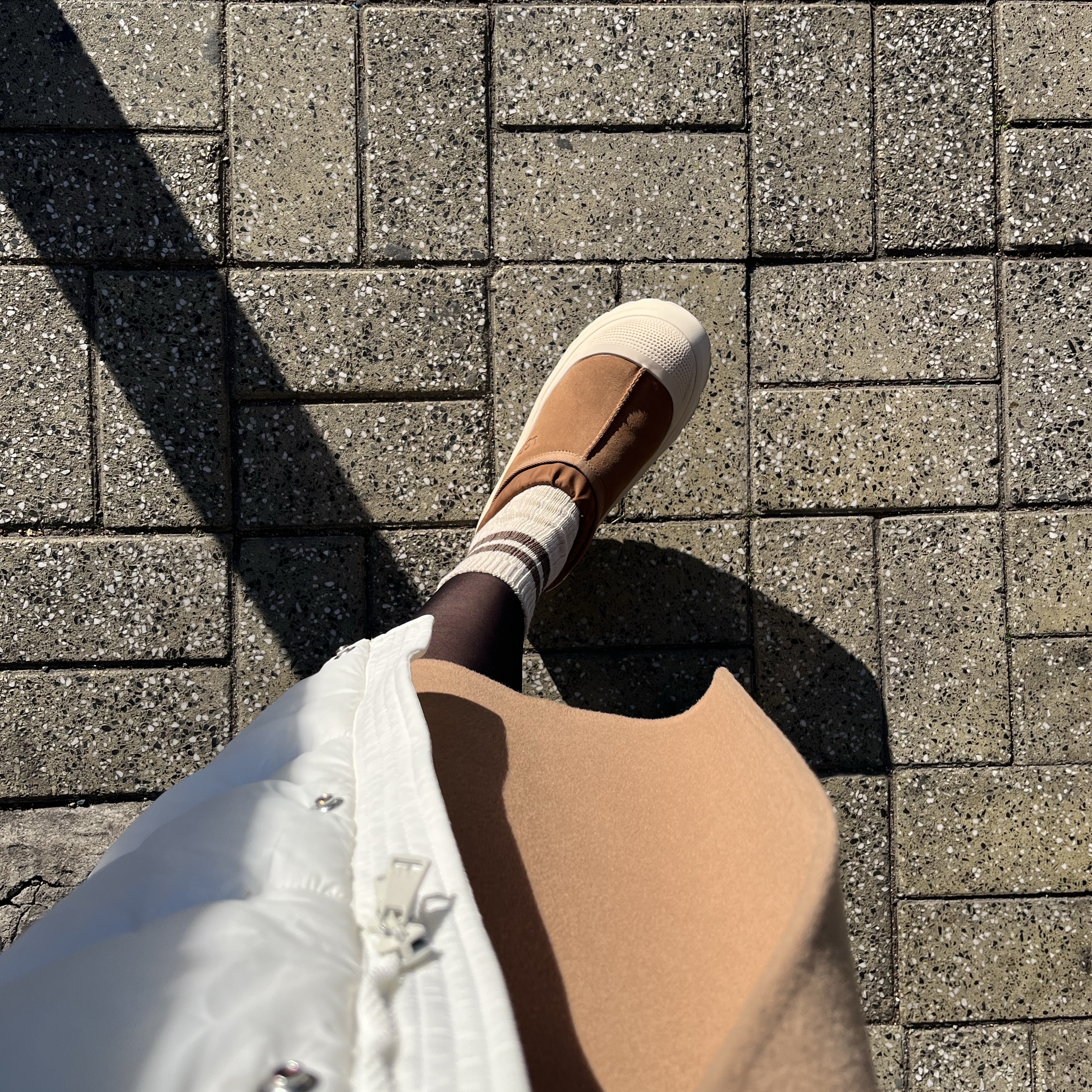 UGG Tasman Weather Hybrid Chestnut Whitecap 착용 스타일 - 1