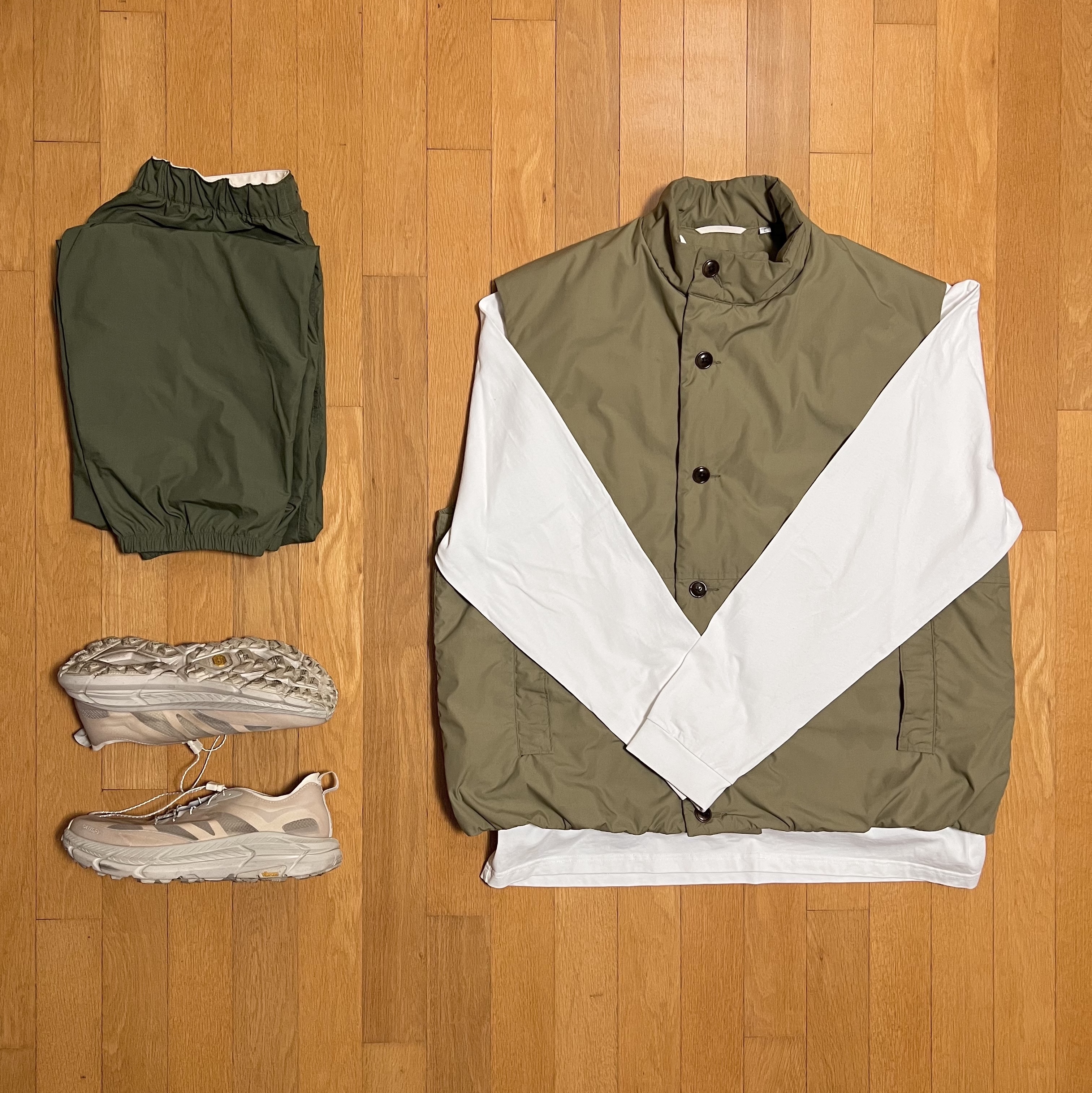 Nanamica Insulation Vest Olive, Jacquemus Le T-Shirt Gelo Print Ice Long Sleeve T-Shirt Print Ice White 착용 스타일