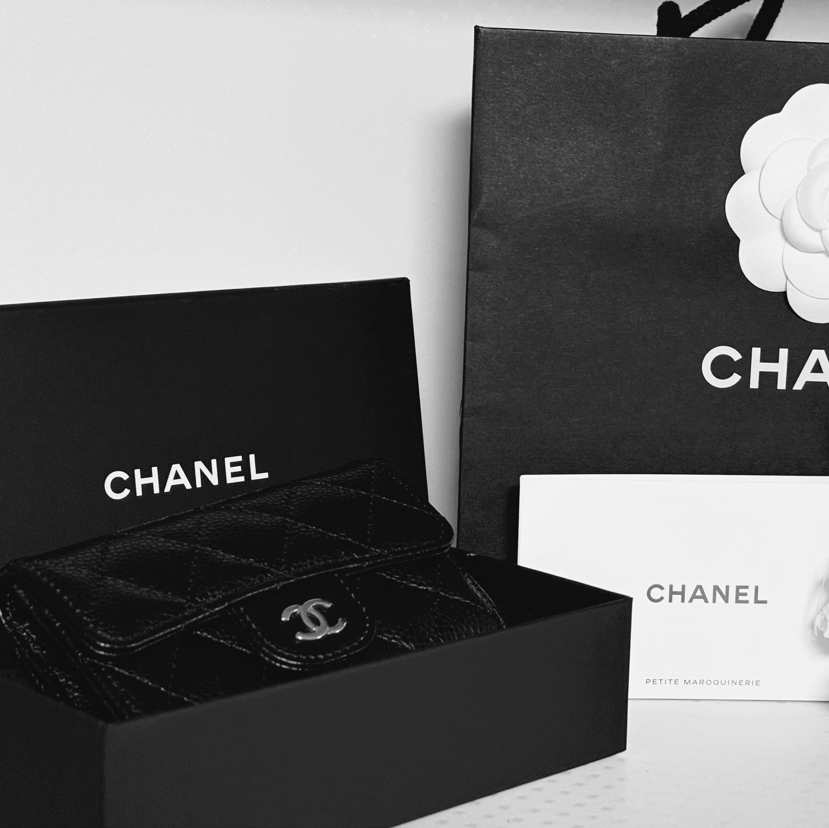 Chanel Classic Card Holder Grained Calfskin & Silver Black 착용 스타일