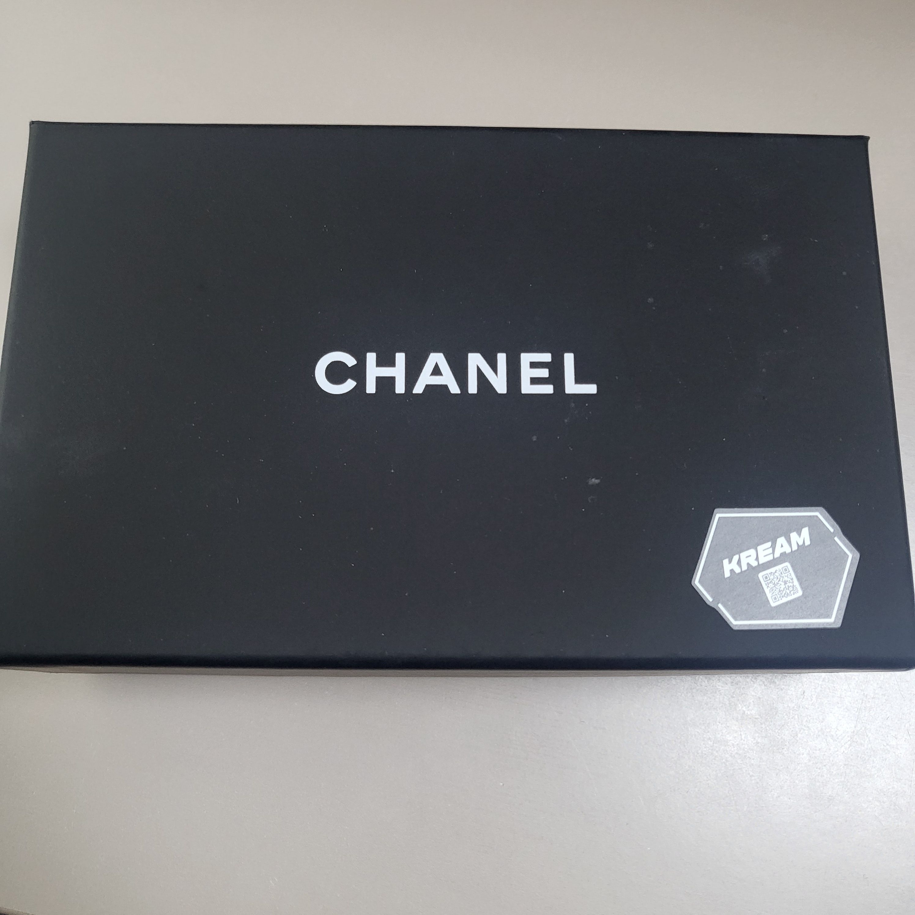 Chanel Classic Card Holder Grained Calfskin & Silver Black 착용 스타일