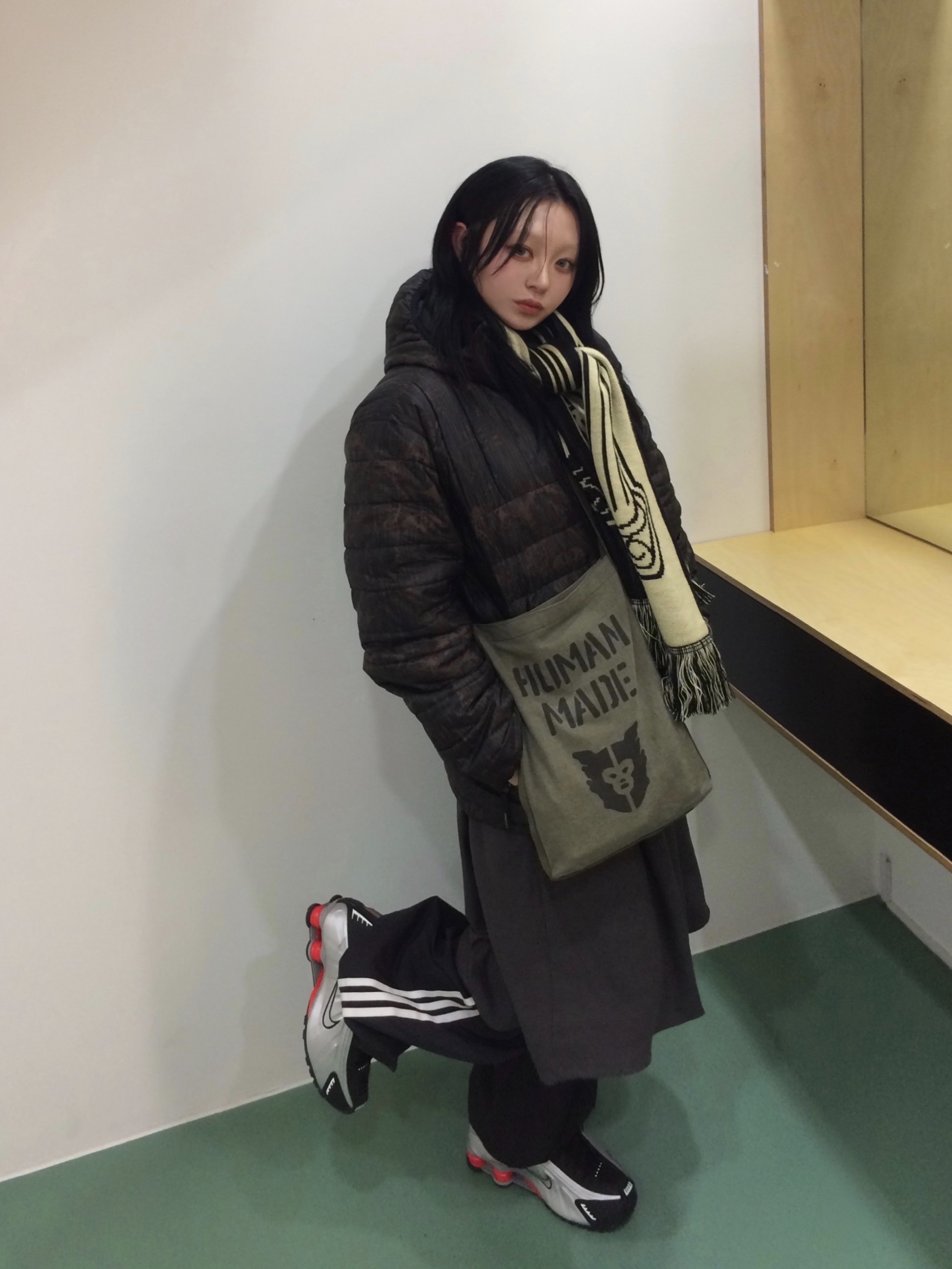나이키 샥스 R4 블랙 앤 메탈릭 실버, 휴먼 메이드 숄더백 올리브 드랩 착용 스타일